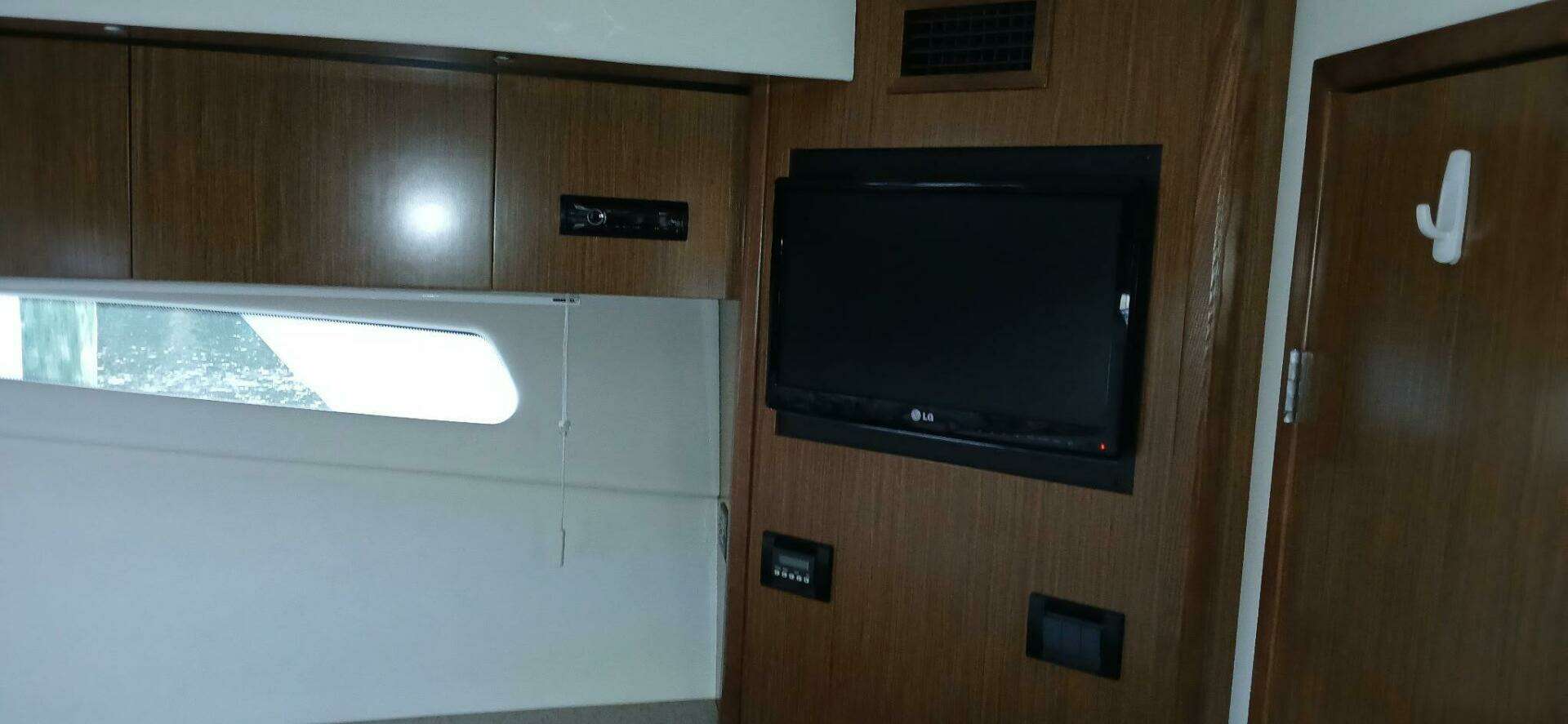 2014 Cruisers Yachts — - Image 24