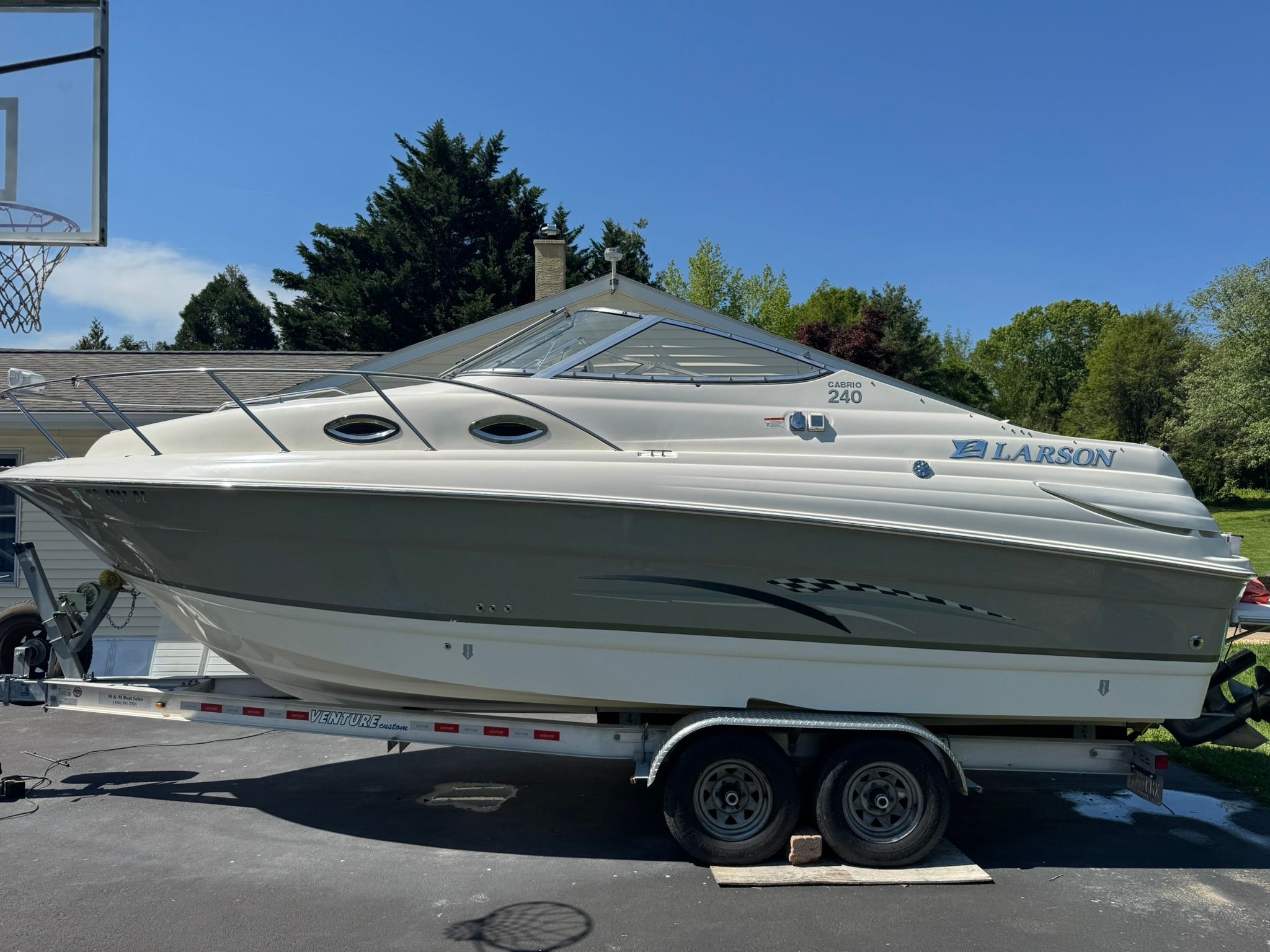 2008 Larson Cabrio 240 Mid Cabin