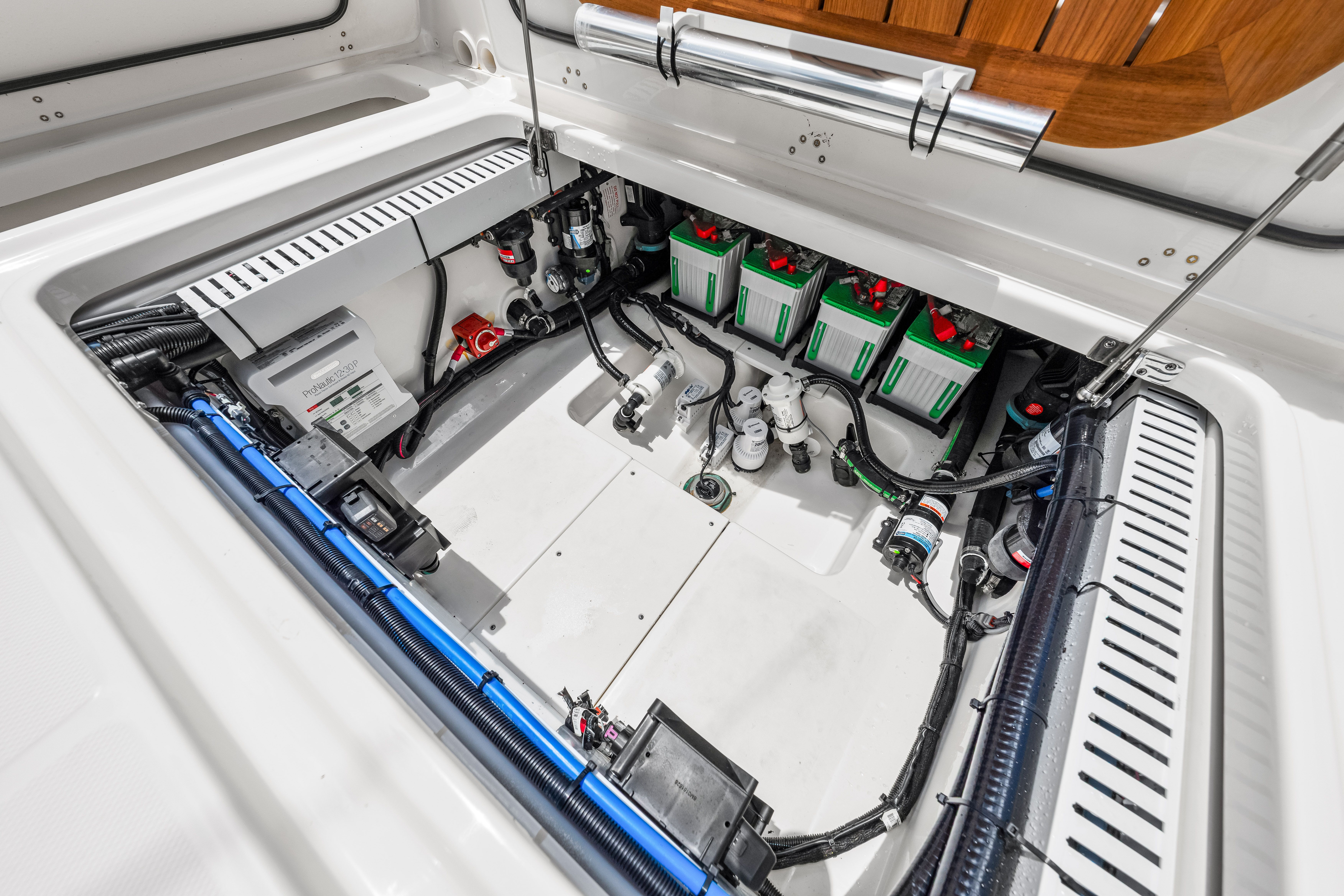 2026 Boston Whaler 330 Outrage - 81