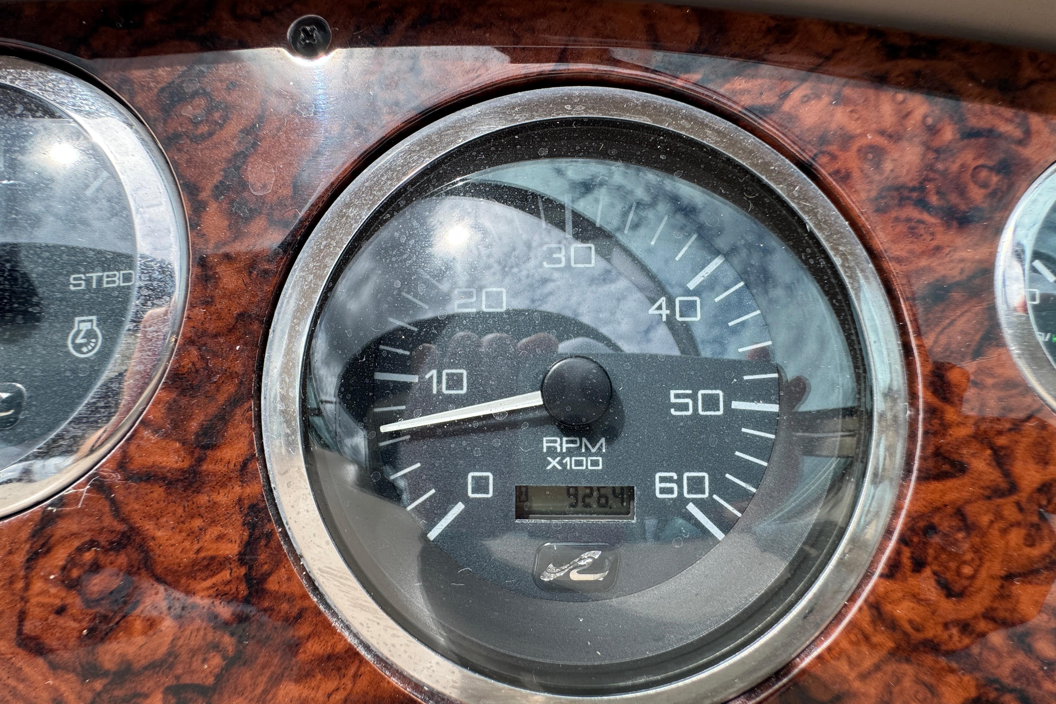 Close-up of 2001 Sea Ray 380 Sundancer RPM gauge, showing 926.4 hours.