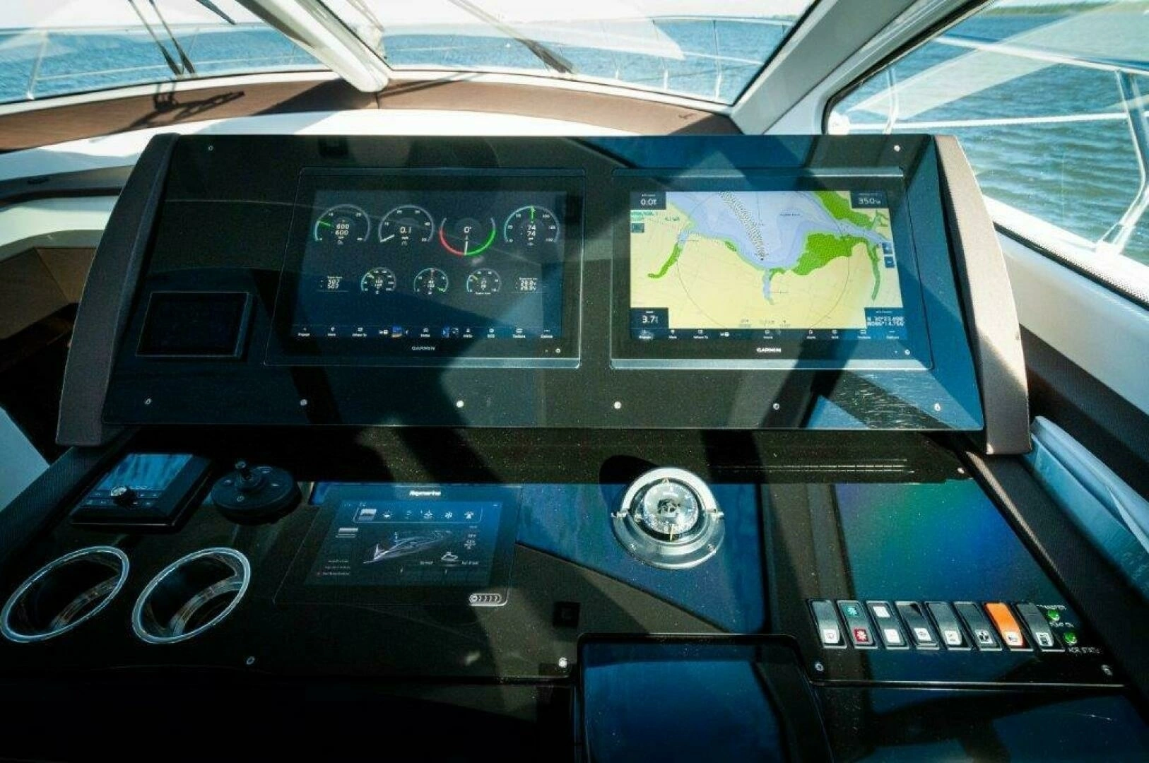2020 Cruisers Yachts 60 Cantius - Image 12