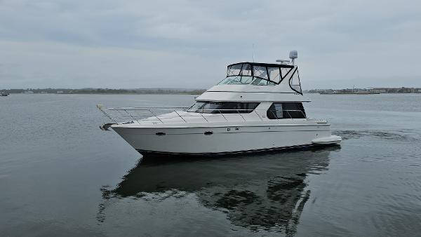2000 Carver 450 Voyager Pilothouse yacht cruising on calm waters.