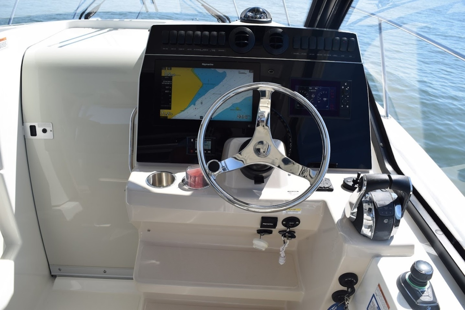 2021 Boston Whaler 325 Conquest - Image 18