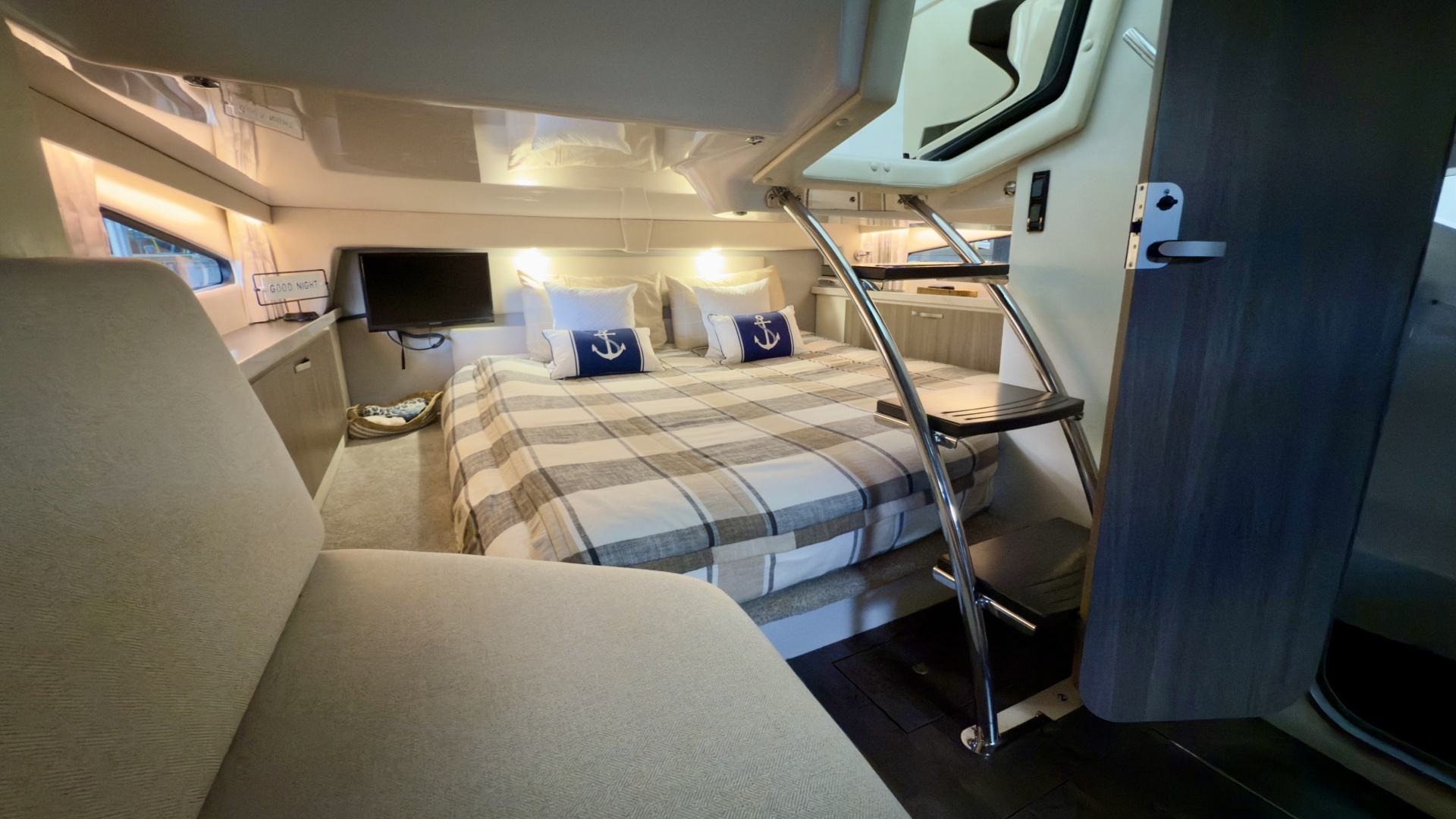 2020 Regal 33 Express - Image 12