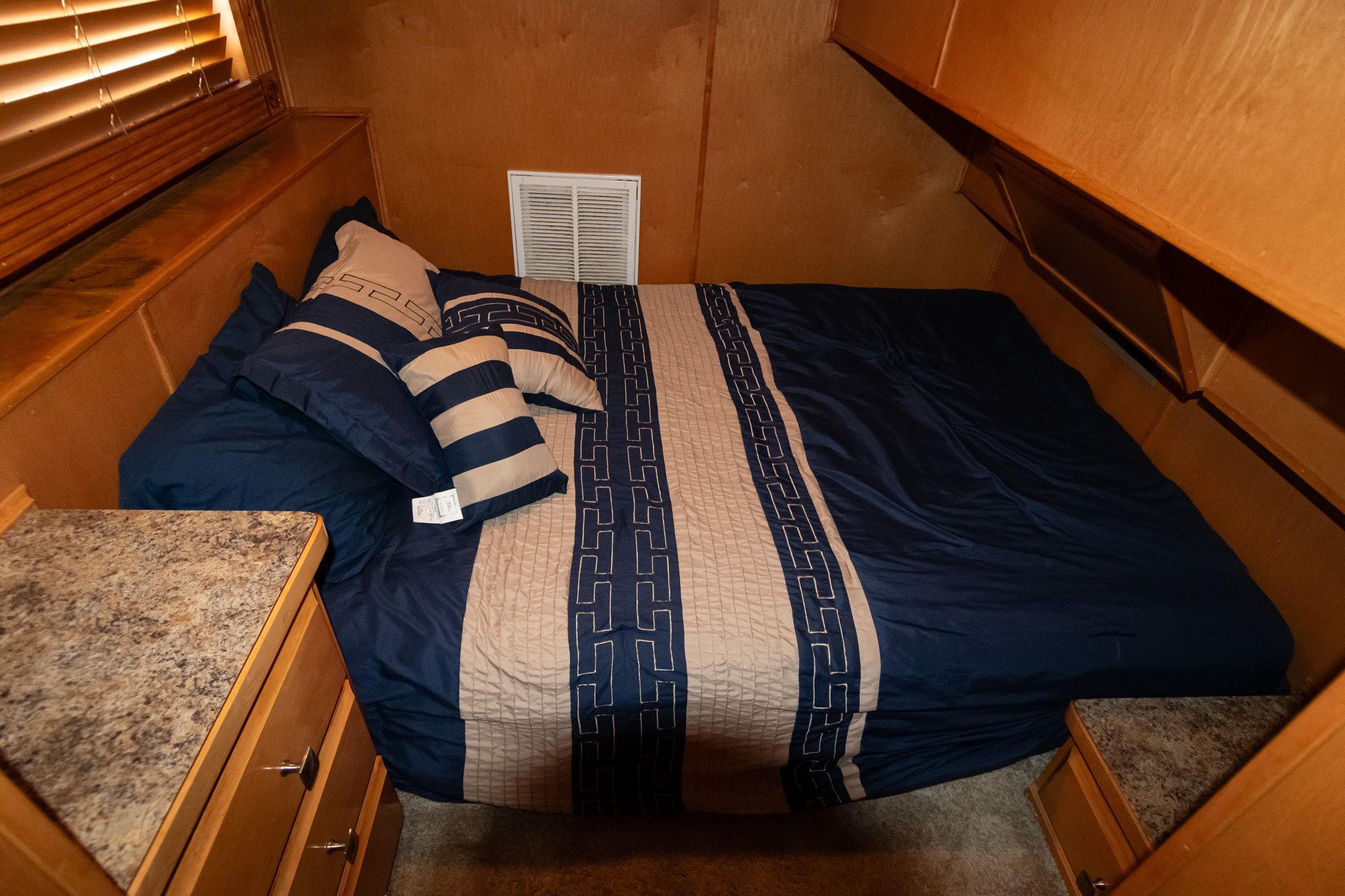 Bedroom in Lakeview 16x70 houseboat, year 2003.