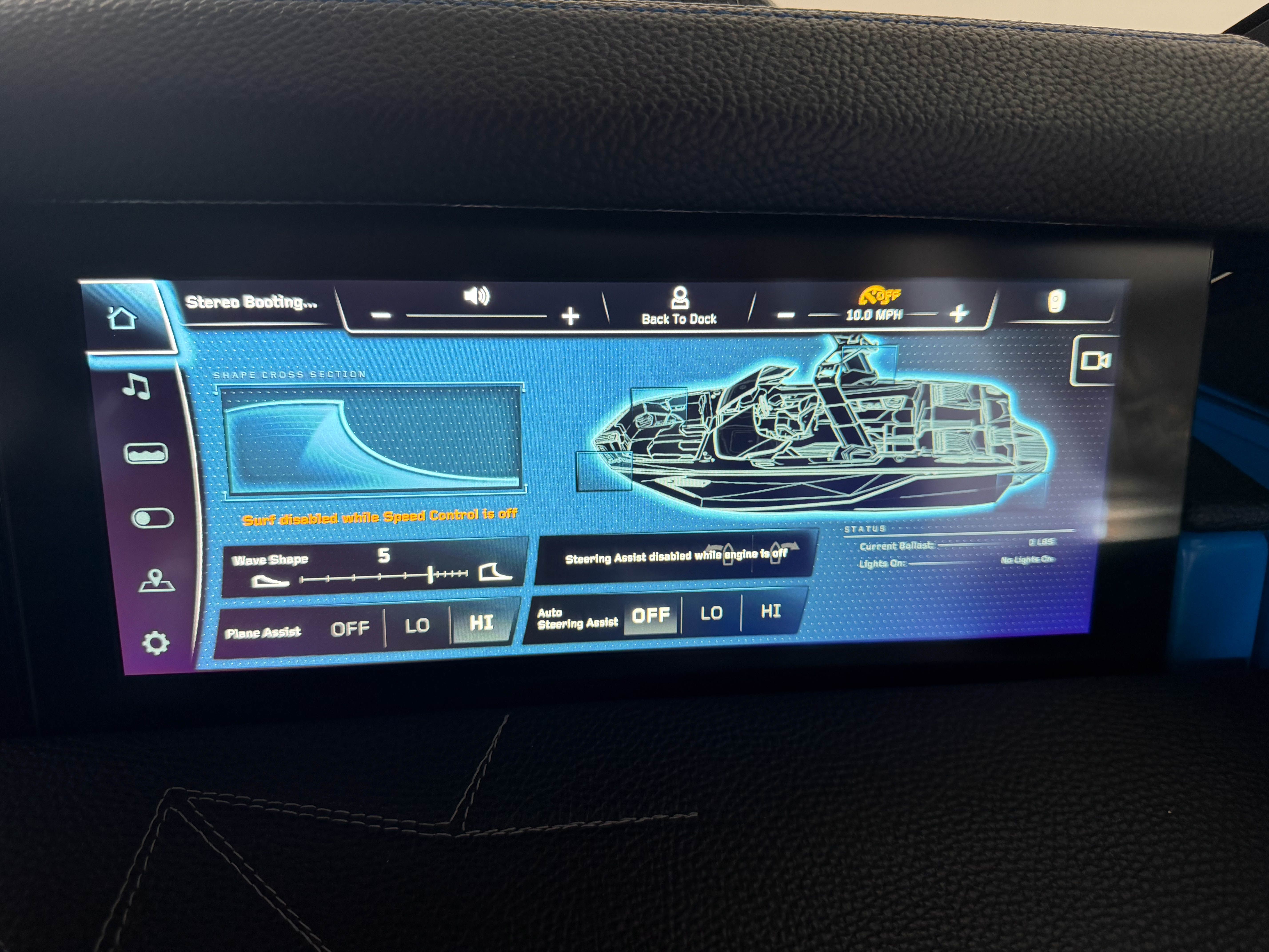 The display shows a boat with control options and status information.