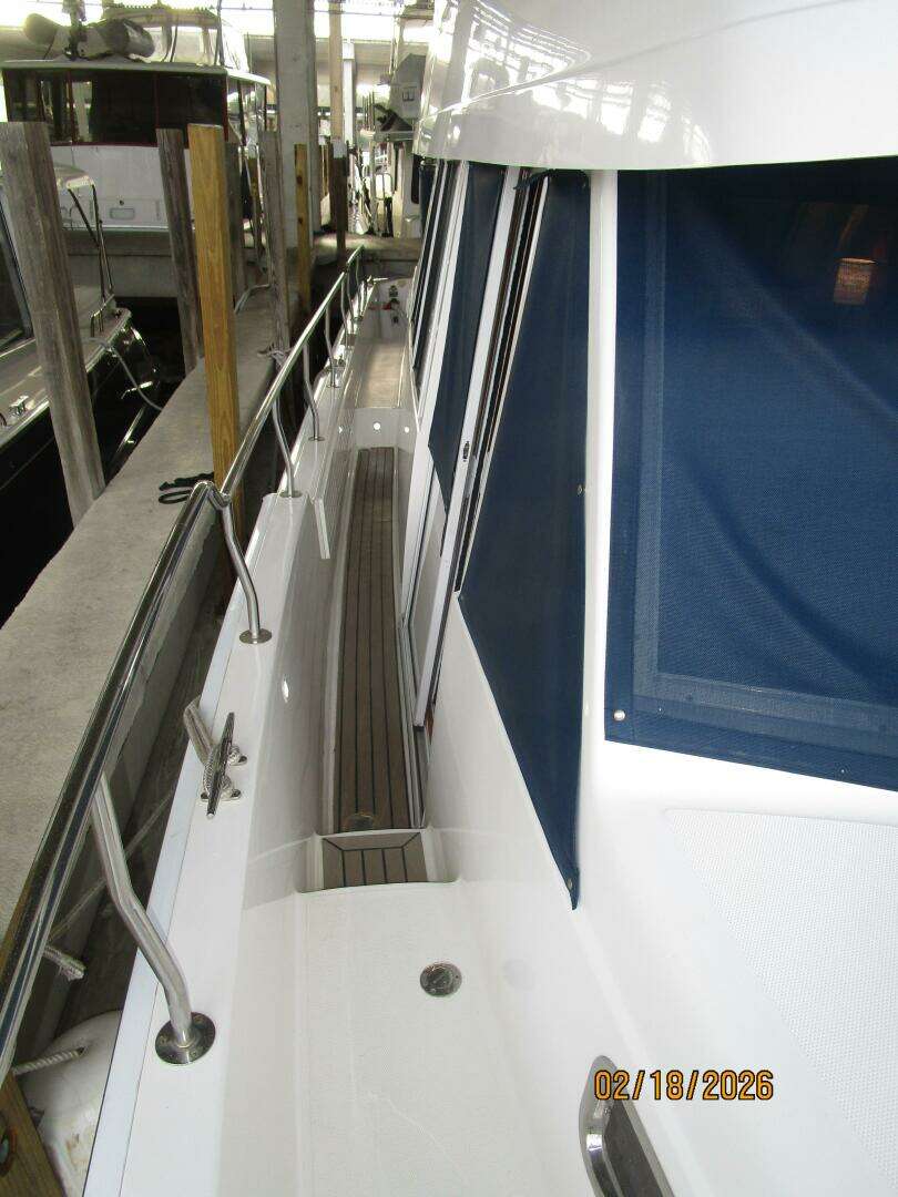 2004 Mainship 430 - Image 12