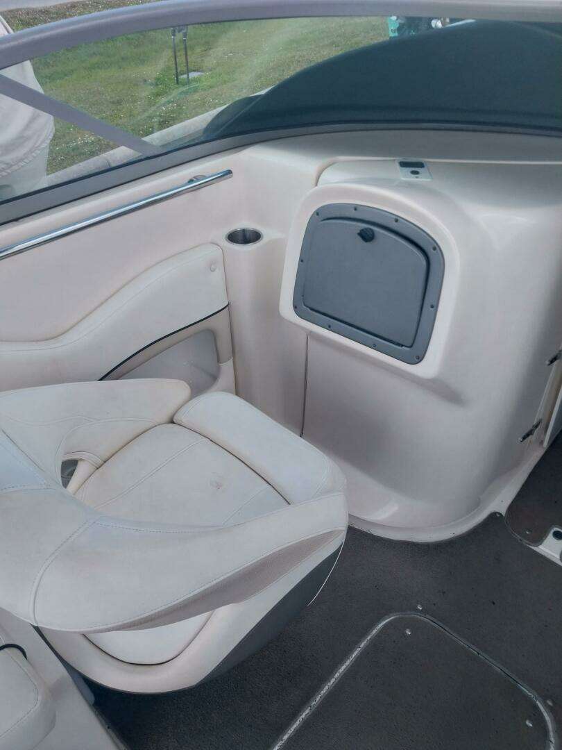 2009 Rinker 296 - Image 5