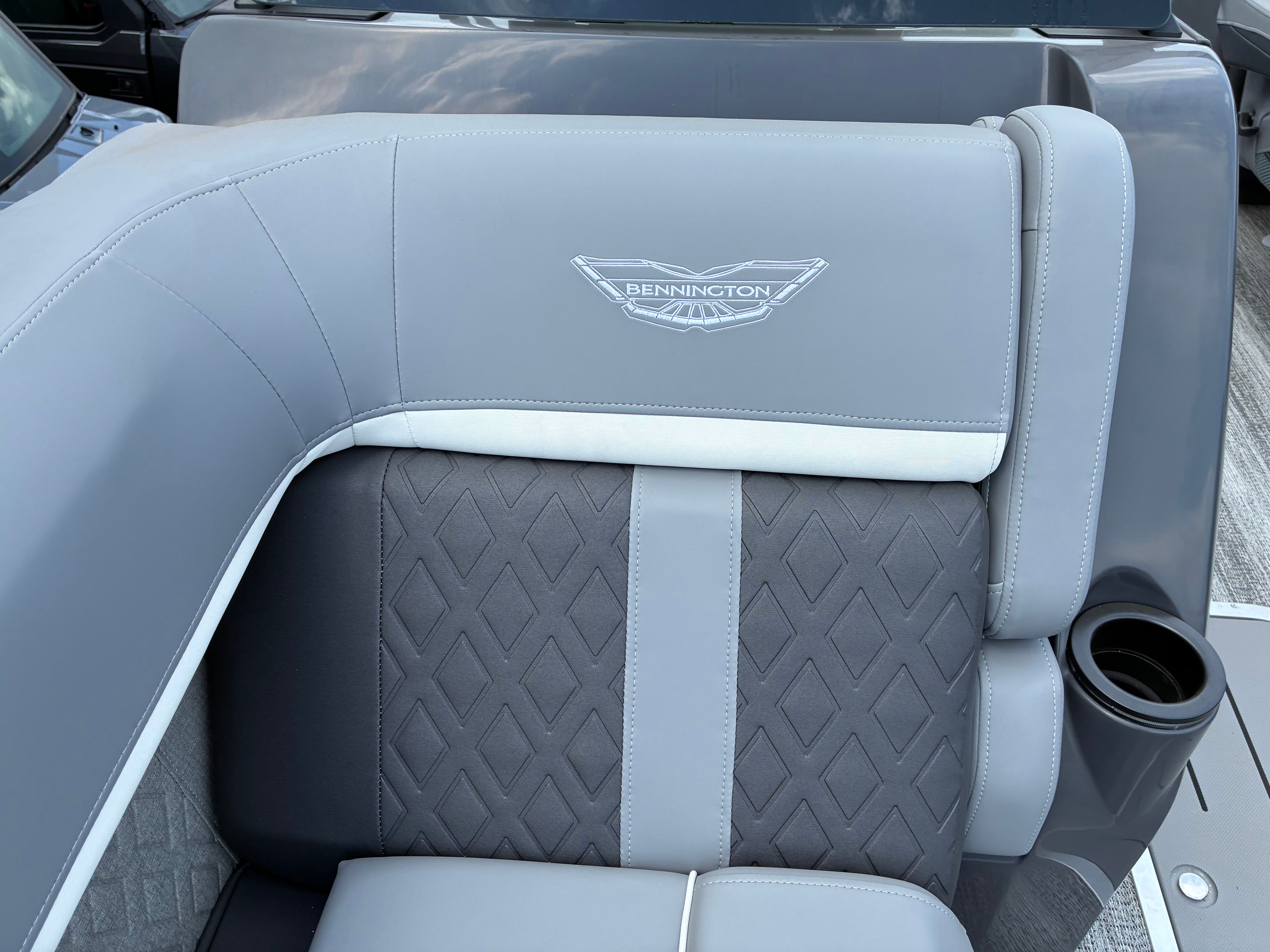 2026 Bennington 24 M Fastback - Quad Bench - 24