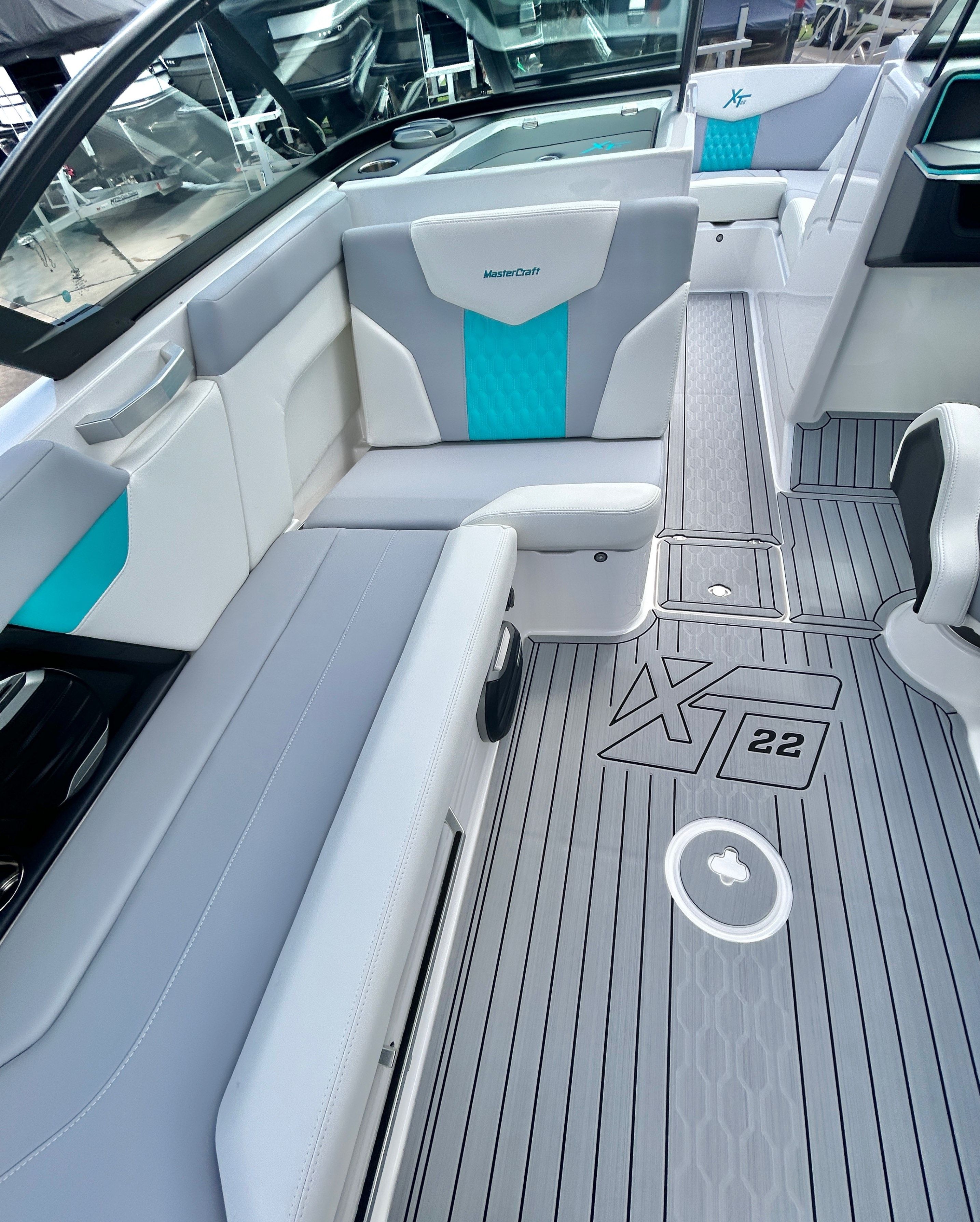 2026 MasterCraft XT22 - 32