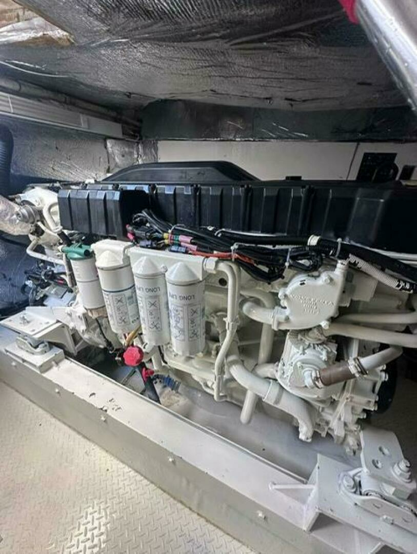 2011 Cruisers Yachts 560 Express - Image 12