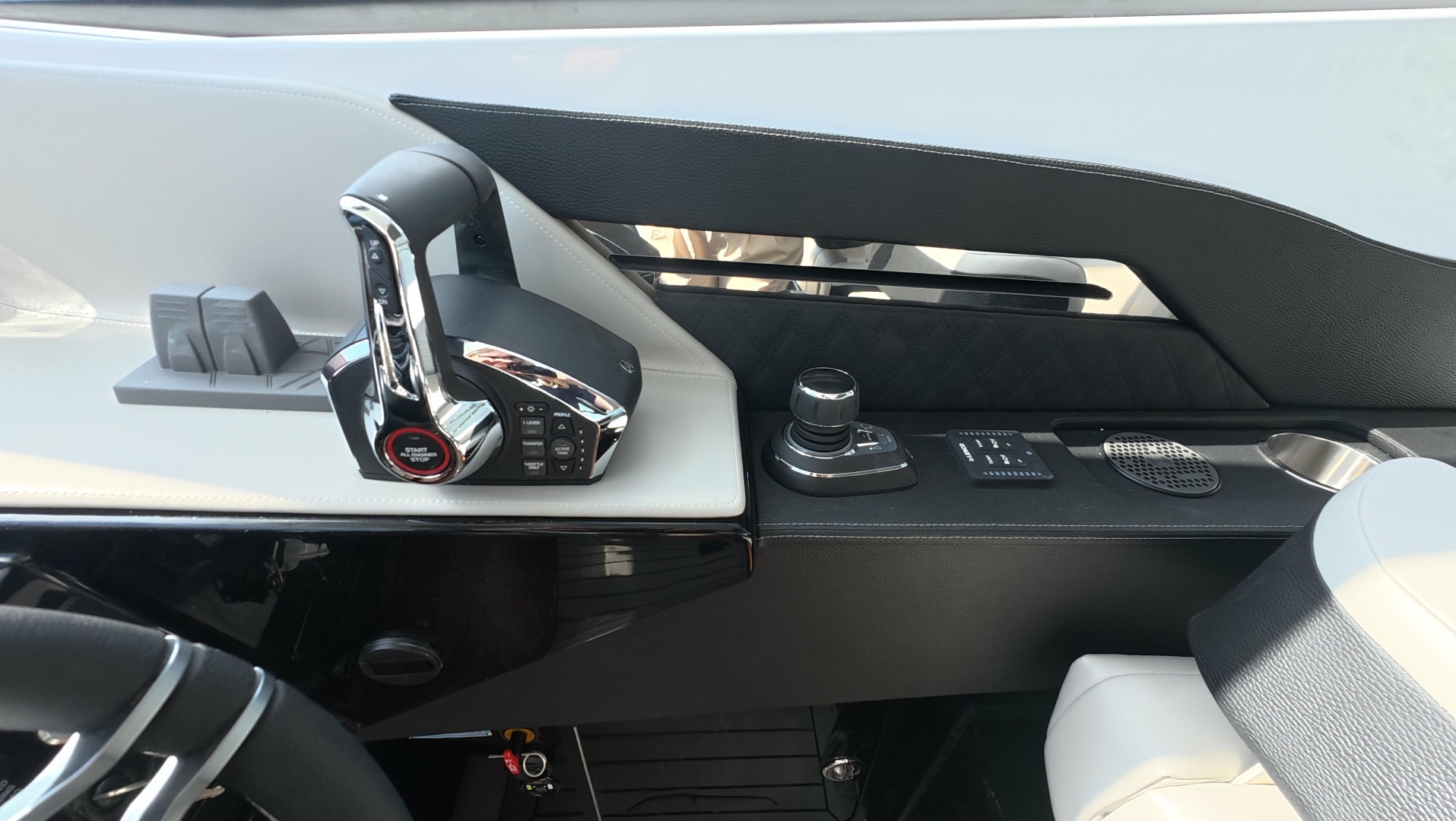 2026 Cruisers Yachts 50GLS OB - Image 33
