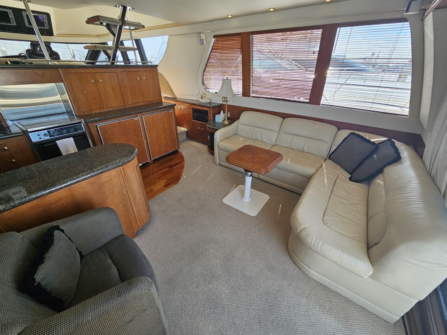 1999 Carver 530 Voyager - Image 5