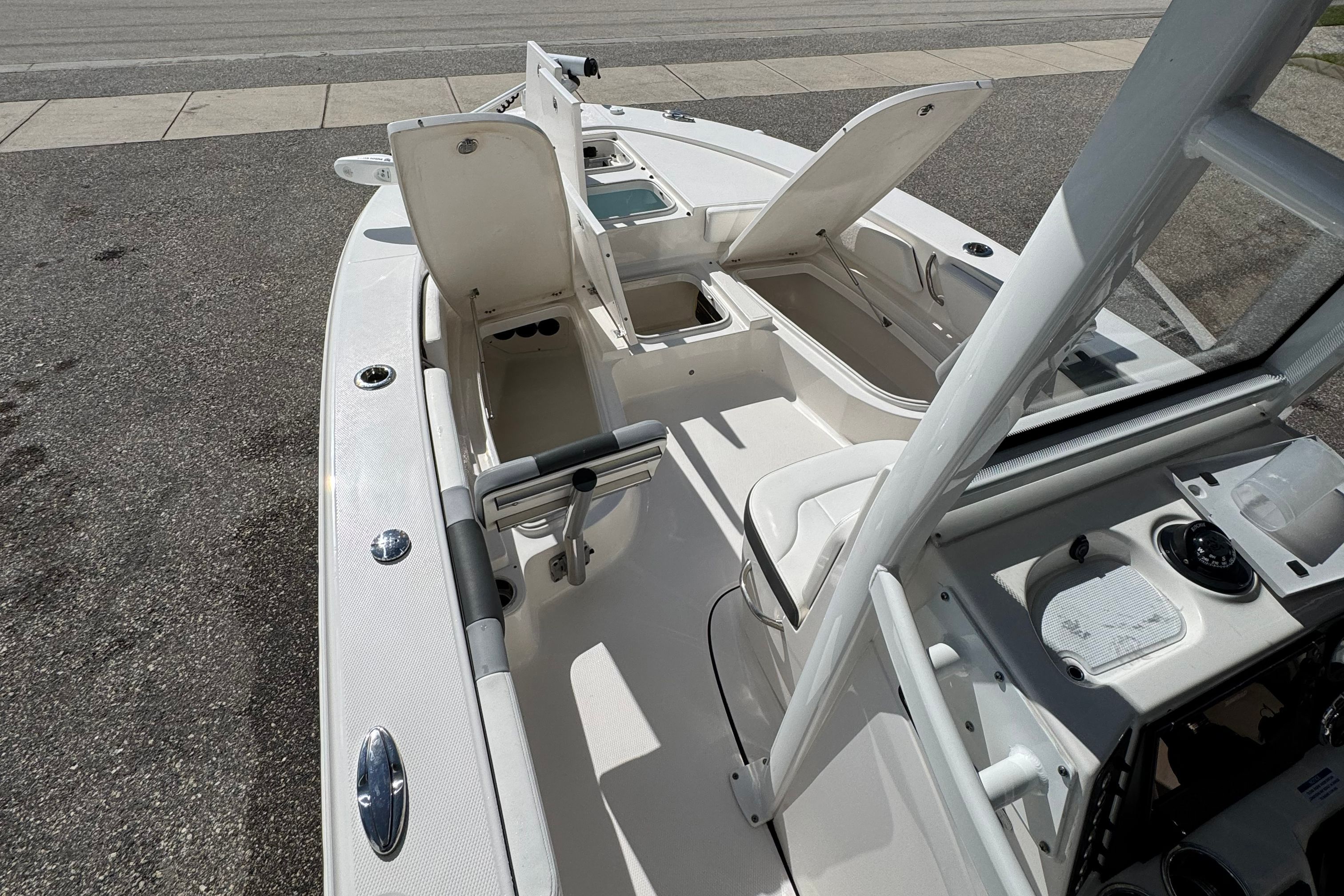 2023 Robalo 246 Cayman - 9