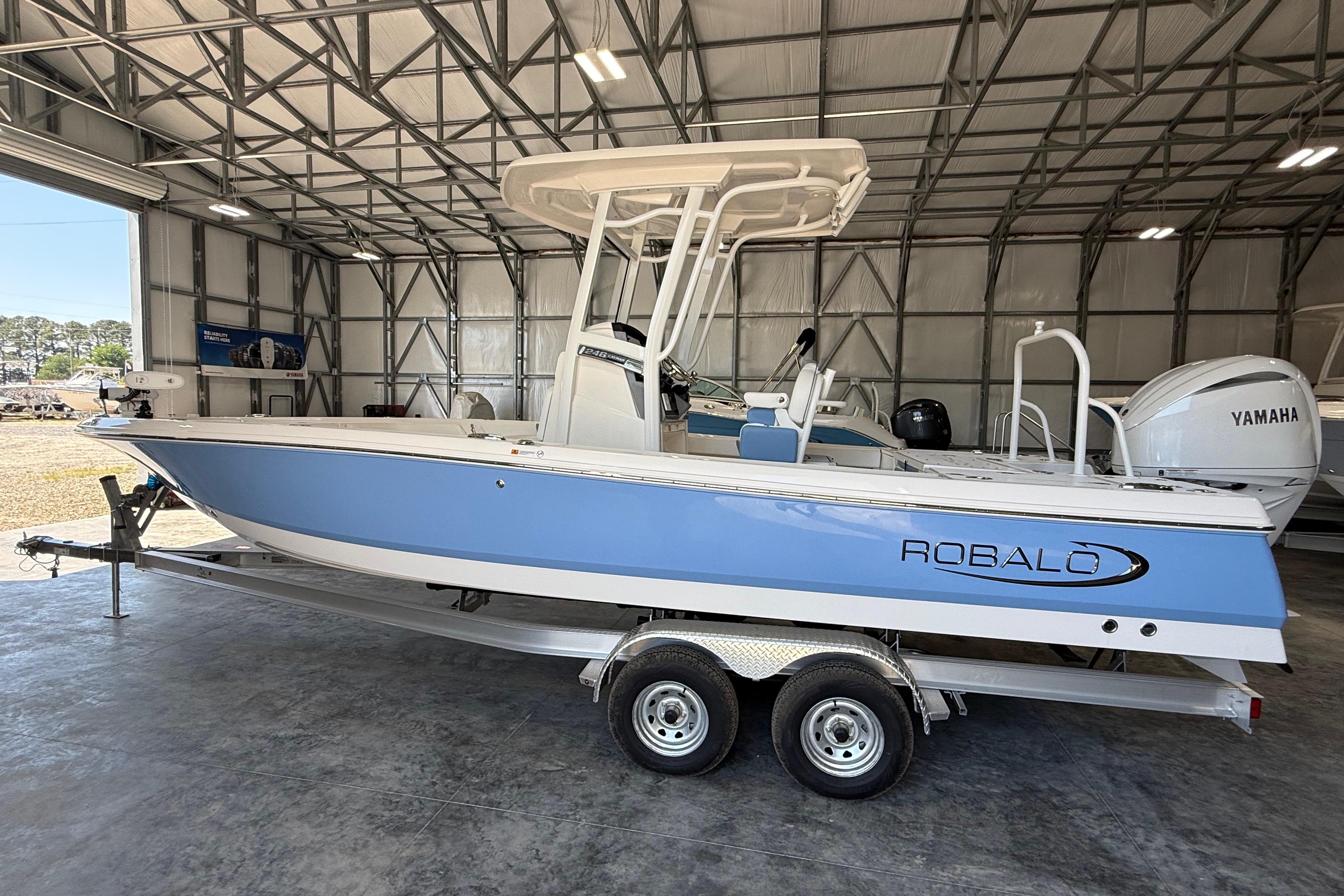 2026 Robalo 246 Cayman