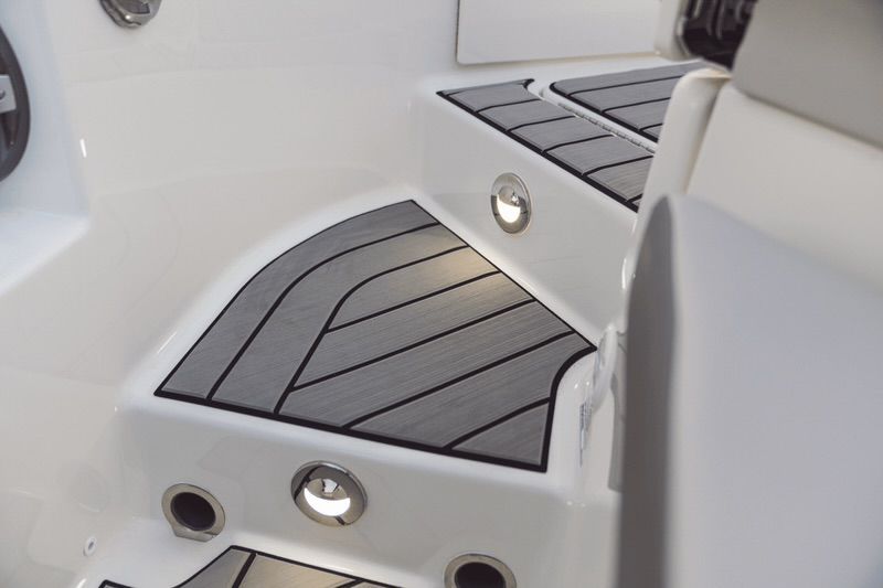 2025 Sea Ray SDX 250 Outboard - 29