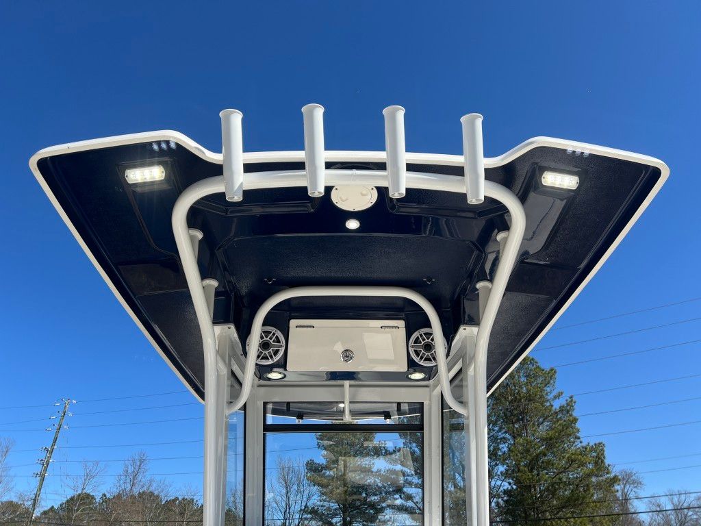 2025 Robalo 250 Center Console - 21