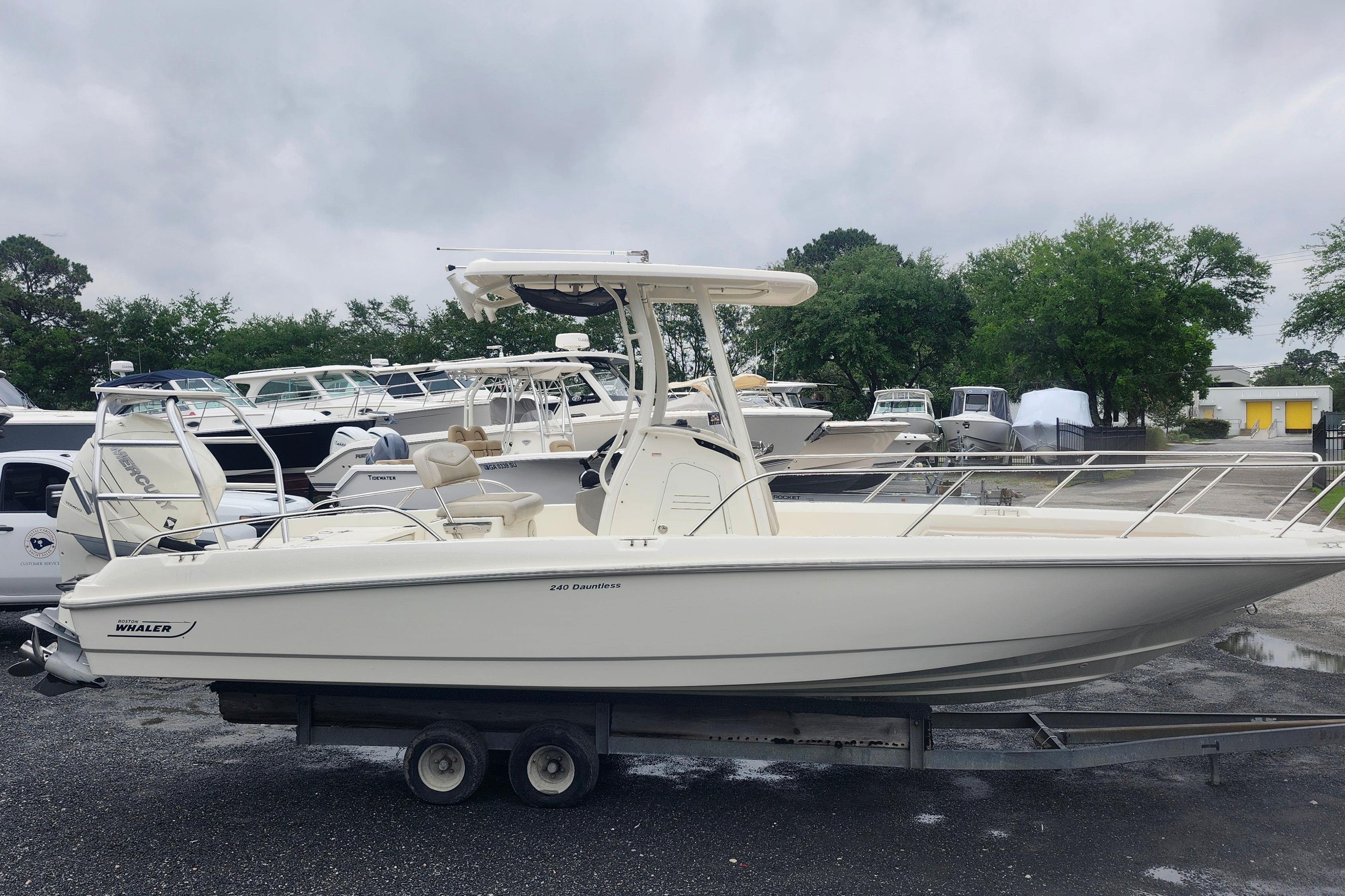2017 Boston Whaler 240 Dauntless