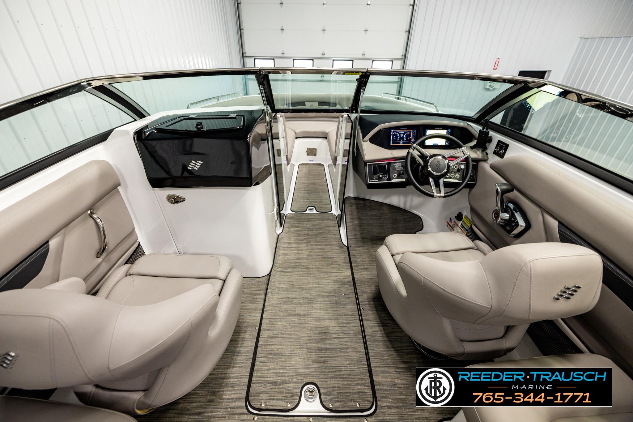 2024 FOURWINNS HD5 Surf boat interior with modern dashboard and comfortable seating.