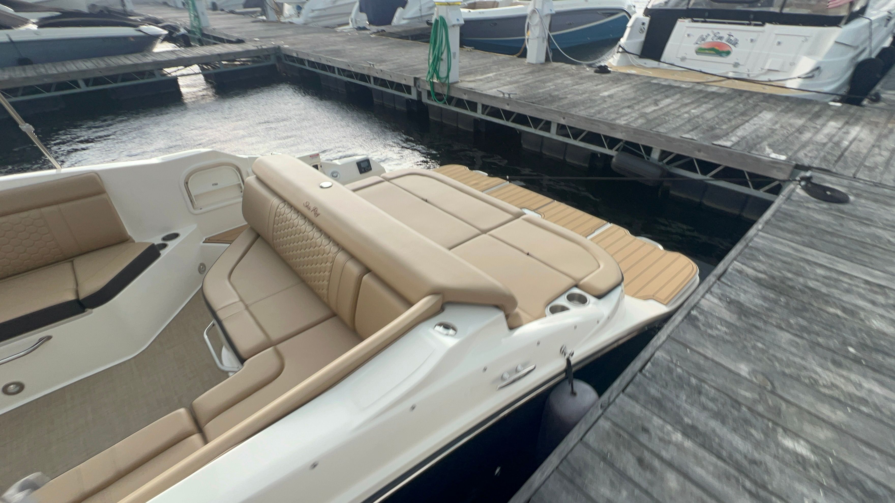 2018 Sea Ray SDX 270 boat docked with beige seating.