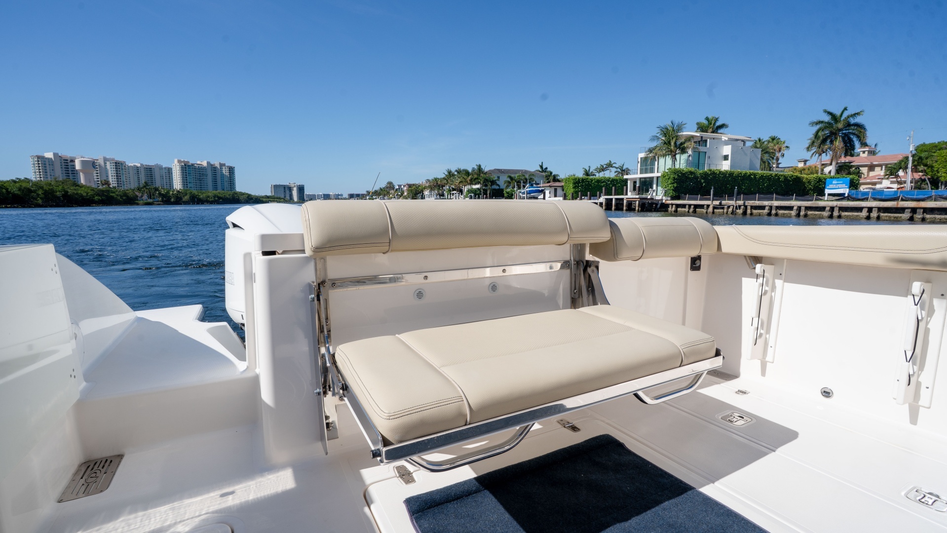 2018 Pursuit 325 OS - Image 16