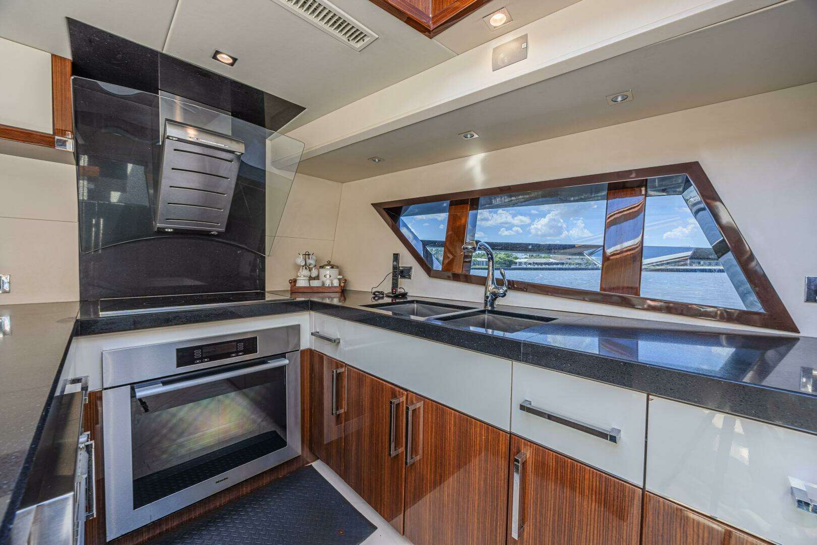 2010 Lazzara Yachts LSX 92 - Image 35