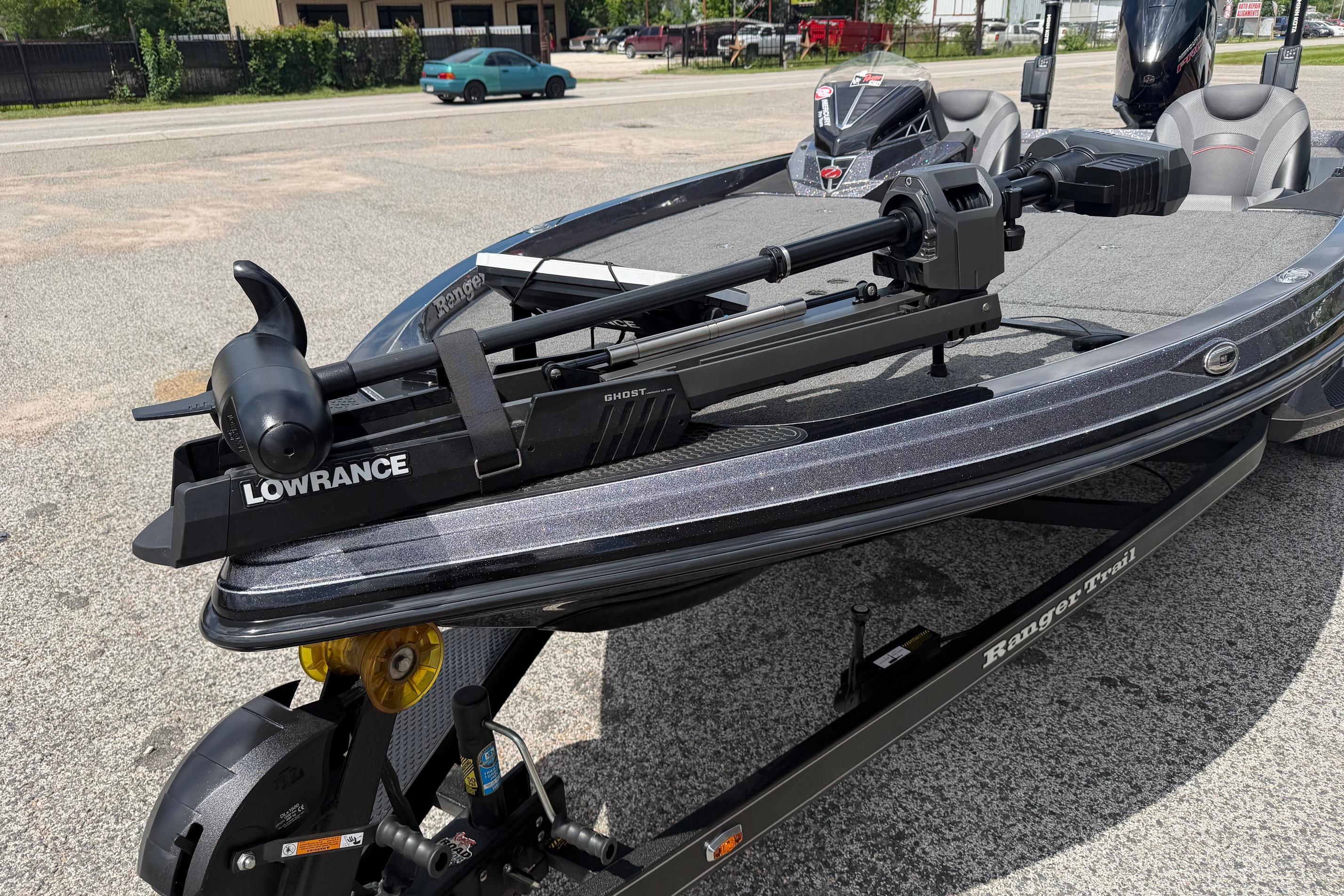 2020 Ranger Z520L boat with Lowrance Ghost trolling motor on trailer.