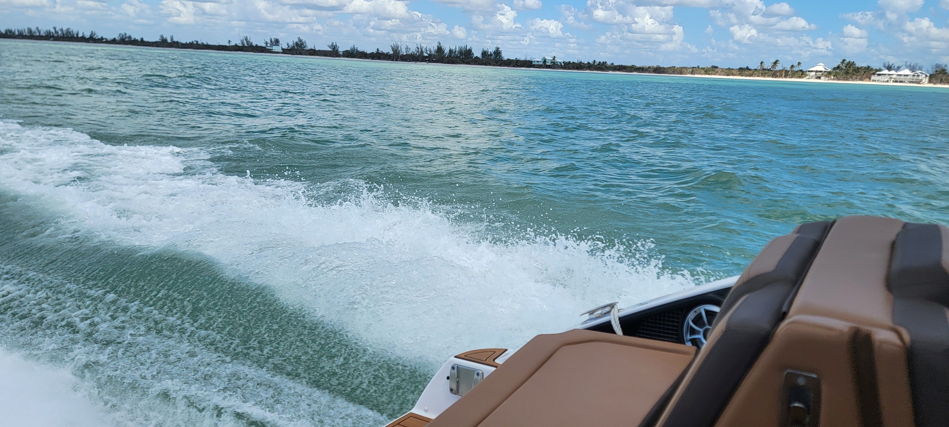 Yamaha 252SE 2024 boat on blue water with waves.