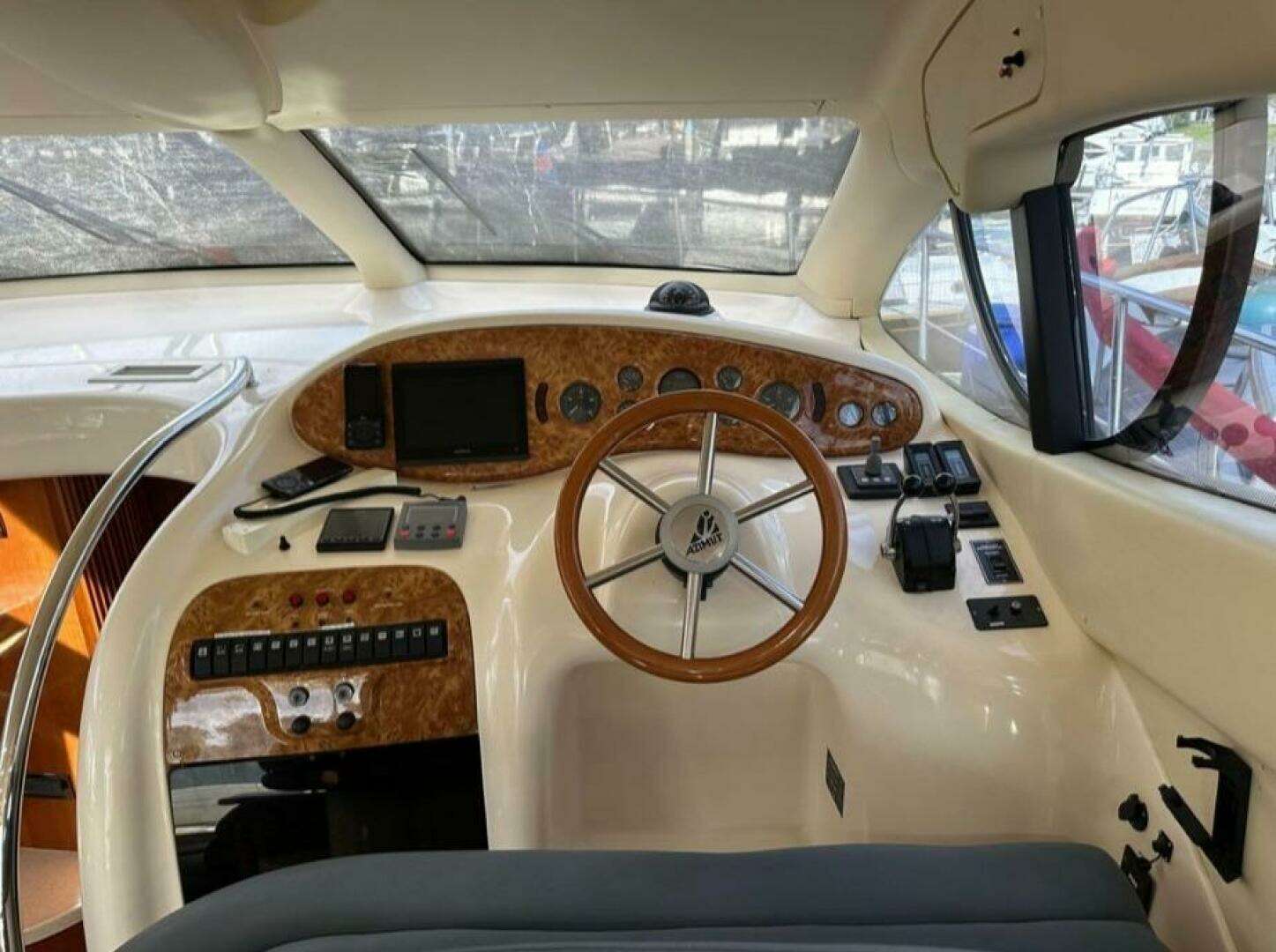 2001 Azimut 42 - Image 10