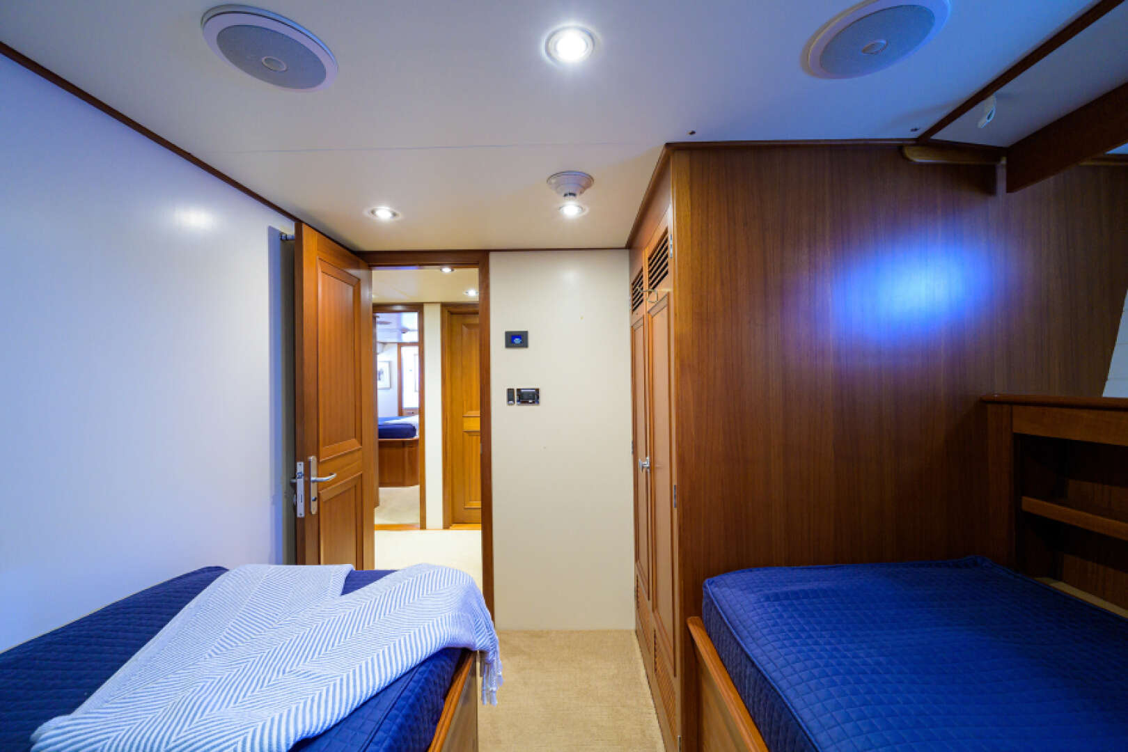 2003 New England Boatworks Enclosed Raised Pilothouse - Image 29