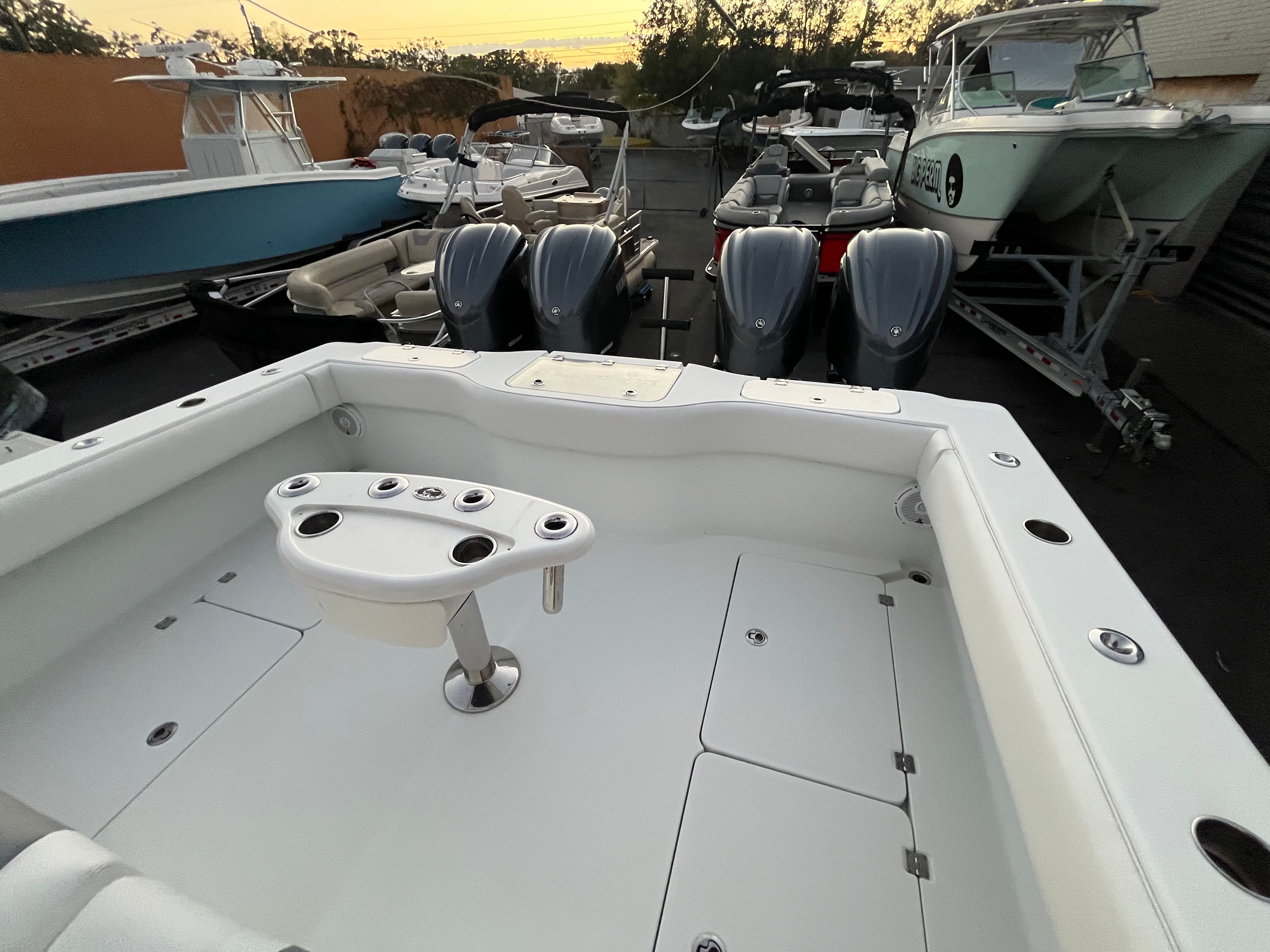 Freeman 37VH 2017 boat with engines and fishing station.