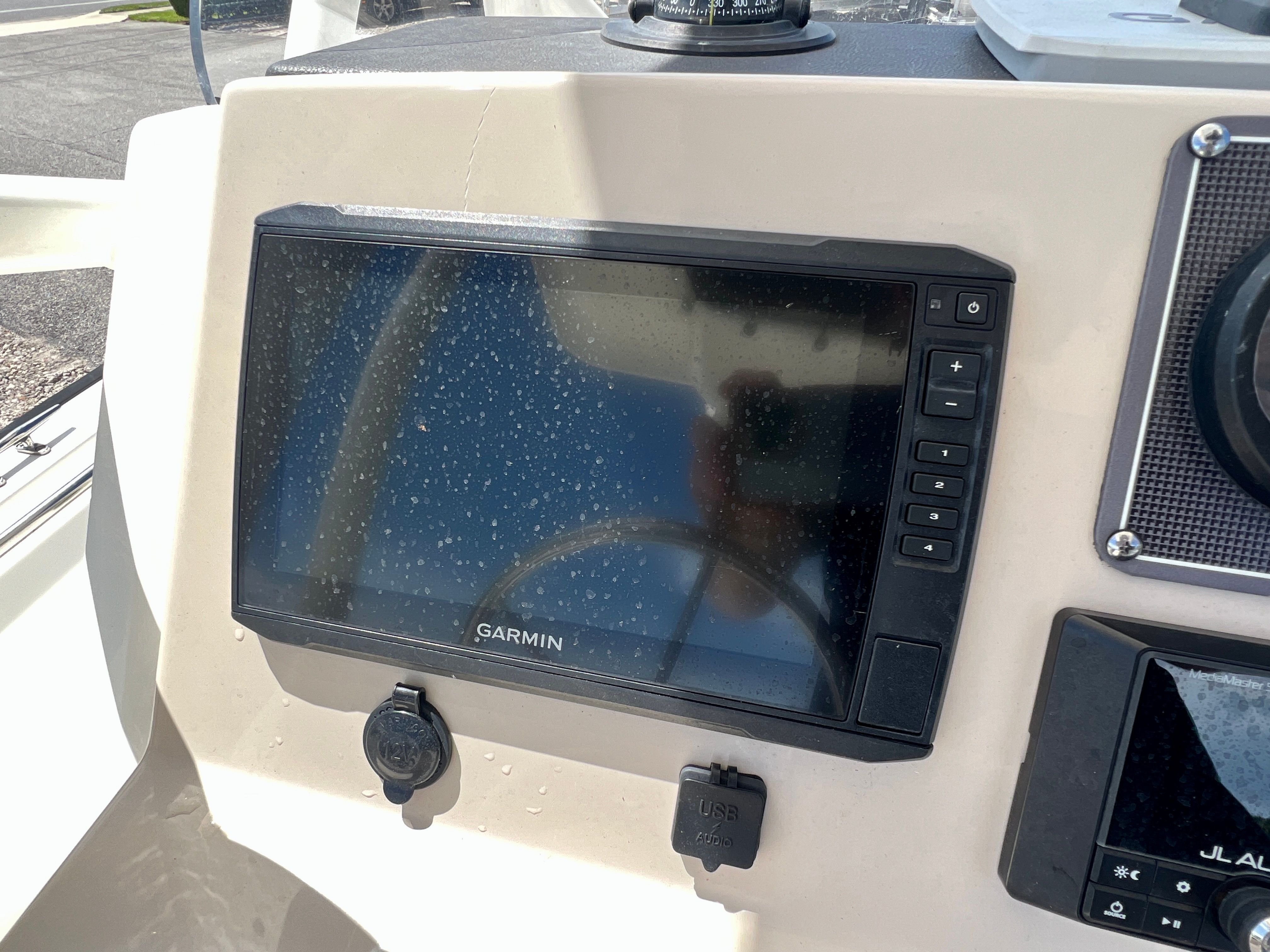 2023 Boston Whaler 210 Montauk - 14