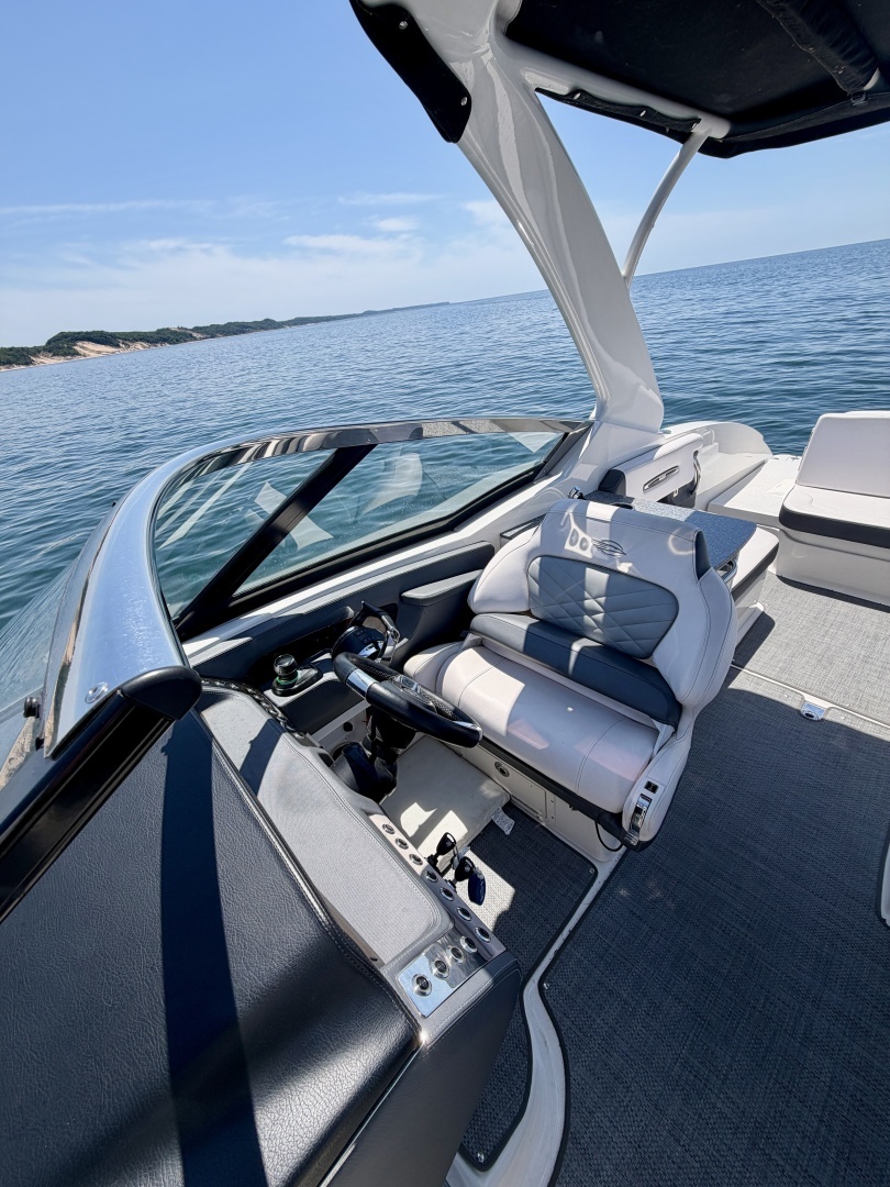 2018 Chaparral 307 - Image 12