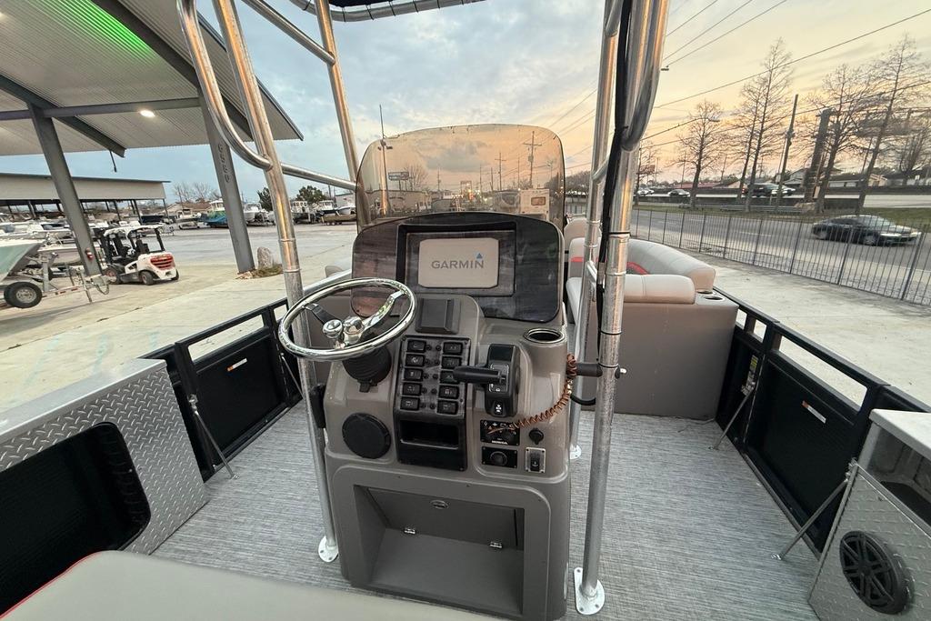2022 Apex Marine 8524 Pro Fish N Cruise boat dashboard with Garmin navigation system.