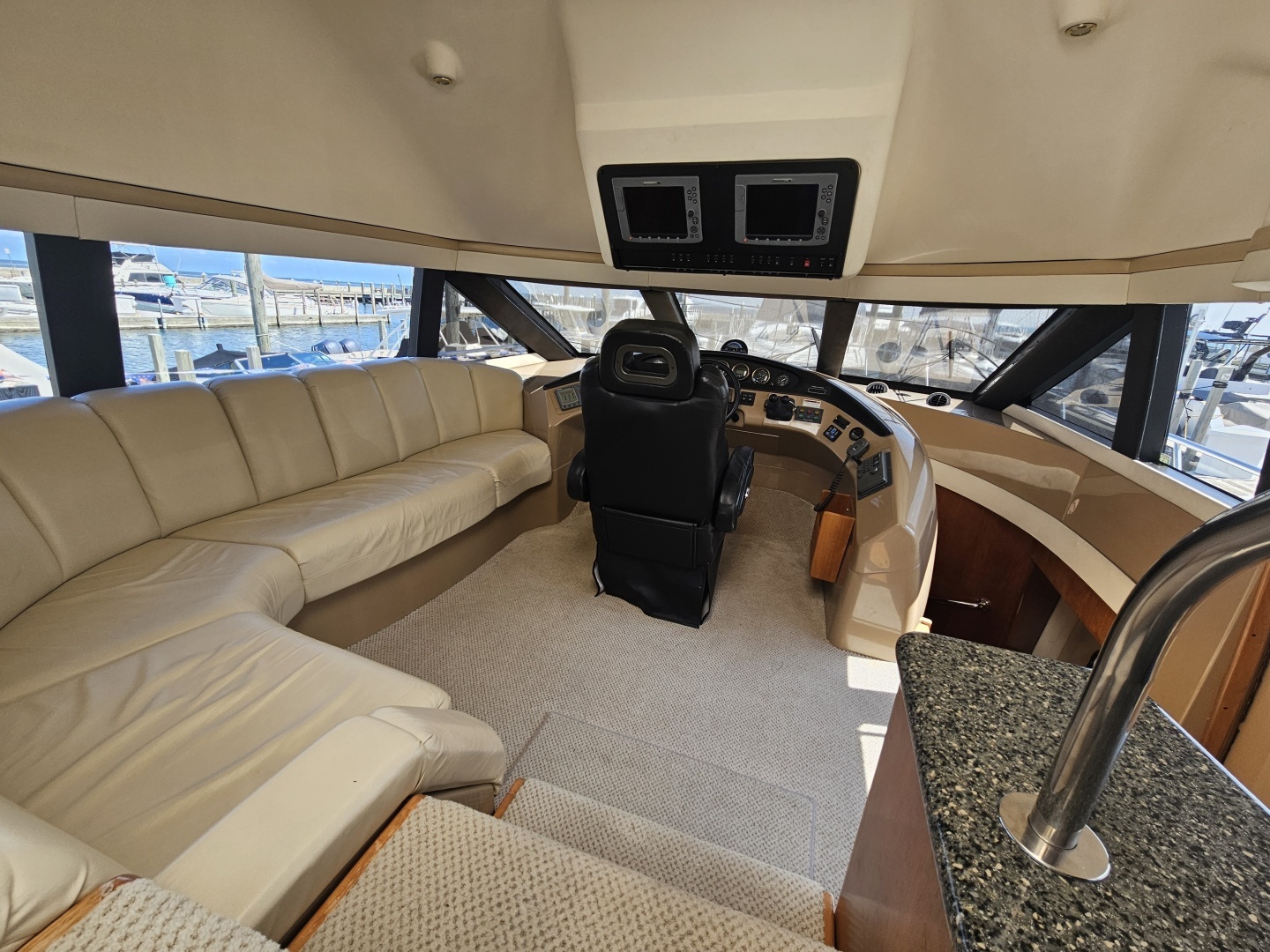 1999 Carver 530 Voyager - Image 11