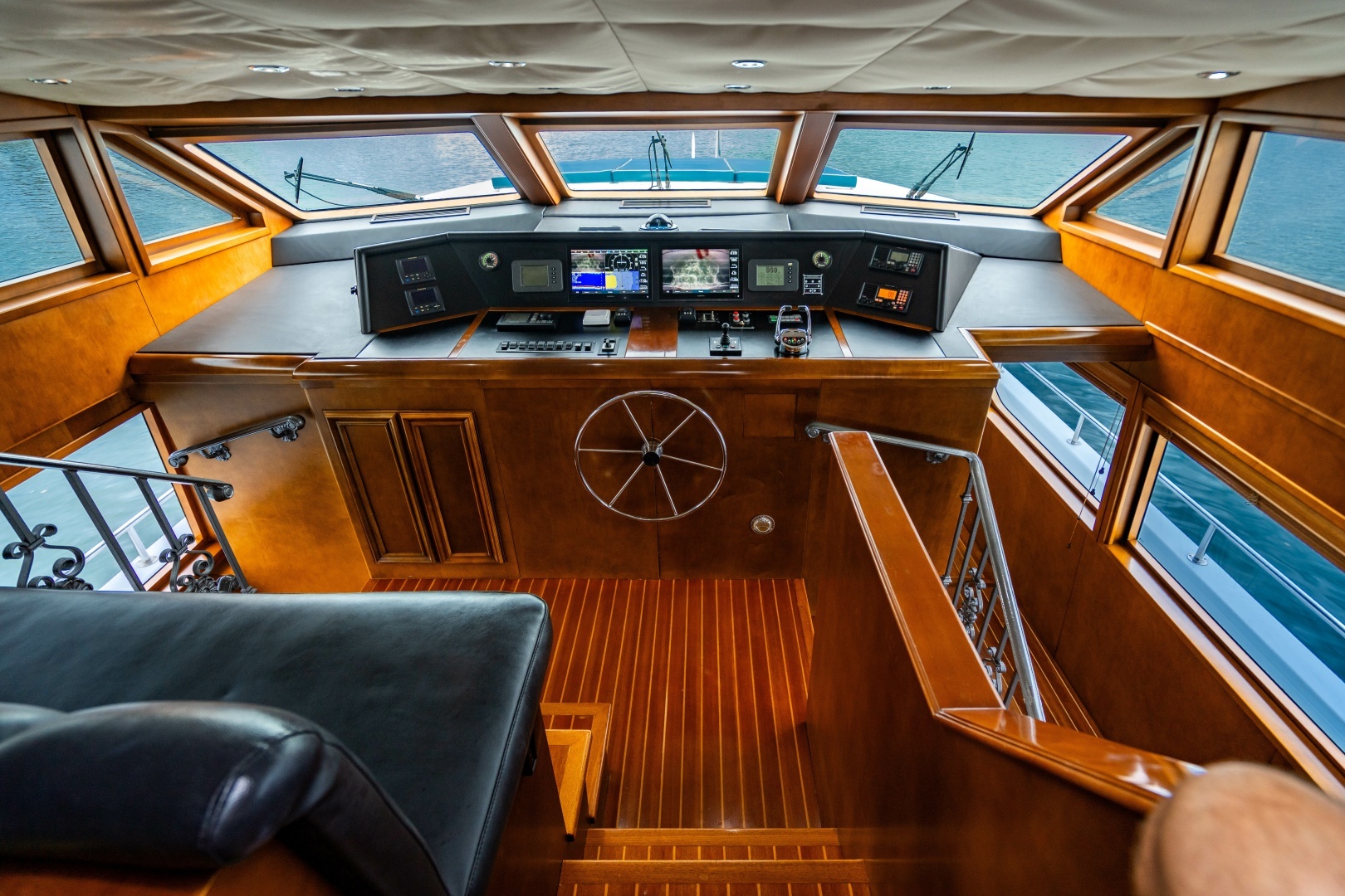2006 Broward Raised Pilothouse - Image 9