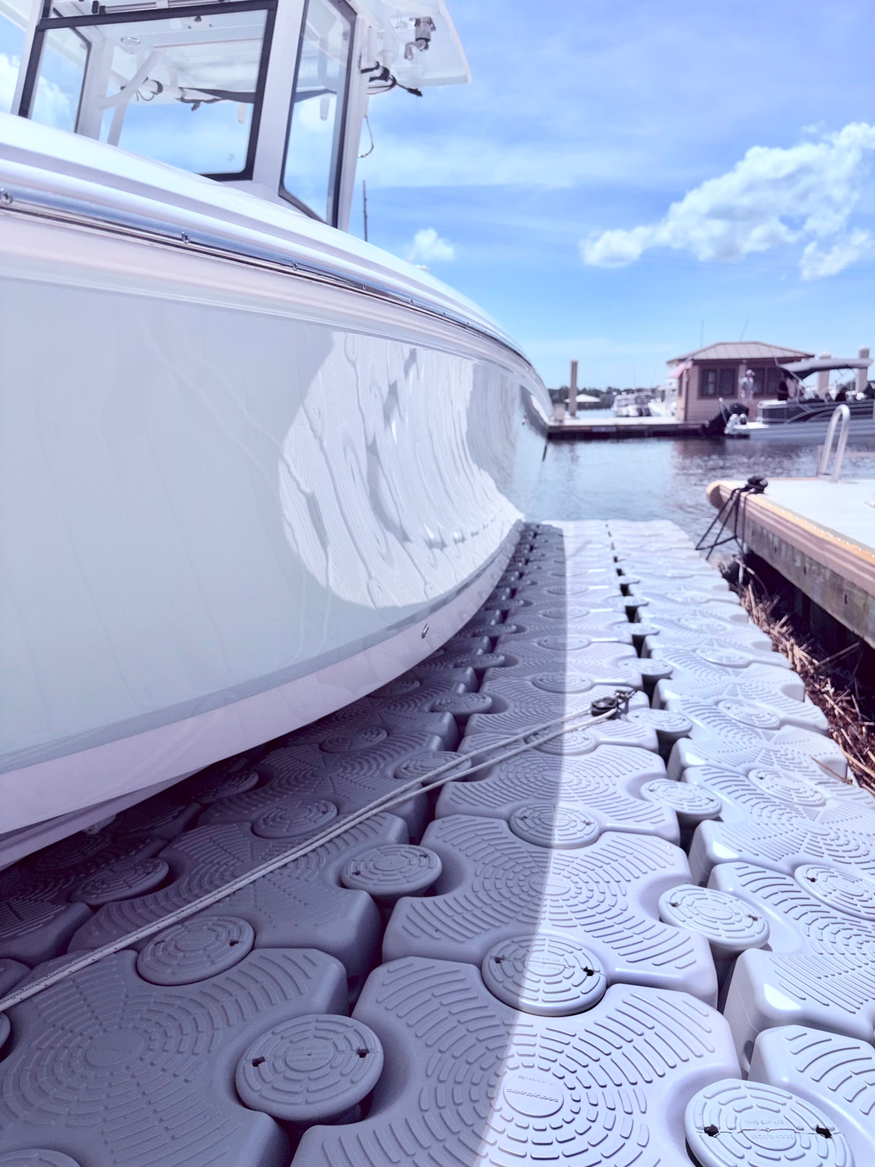 Robalo 266 Cayman 2025 on floating dock in sunny weather.