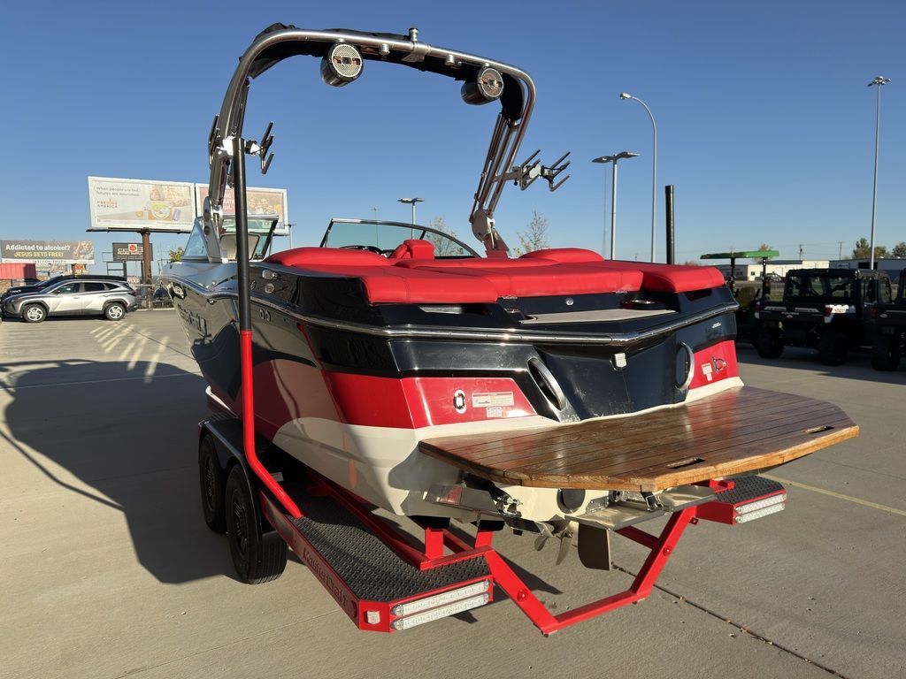 2019 MasterCraft XT22 - 11