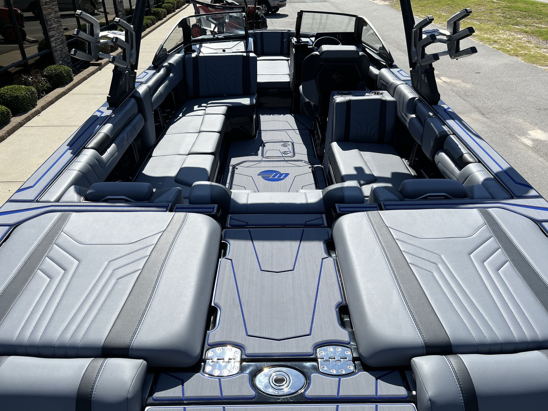 2025 MALIBU 25 LSV - Image 10