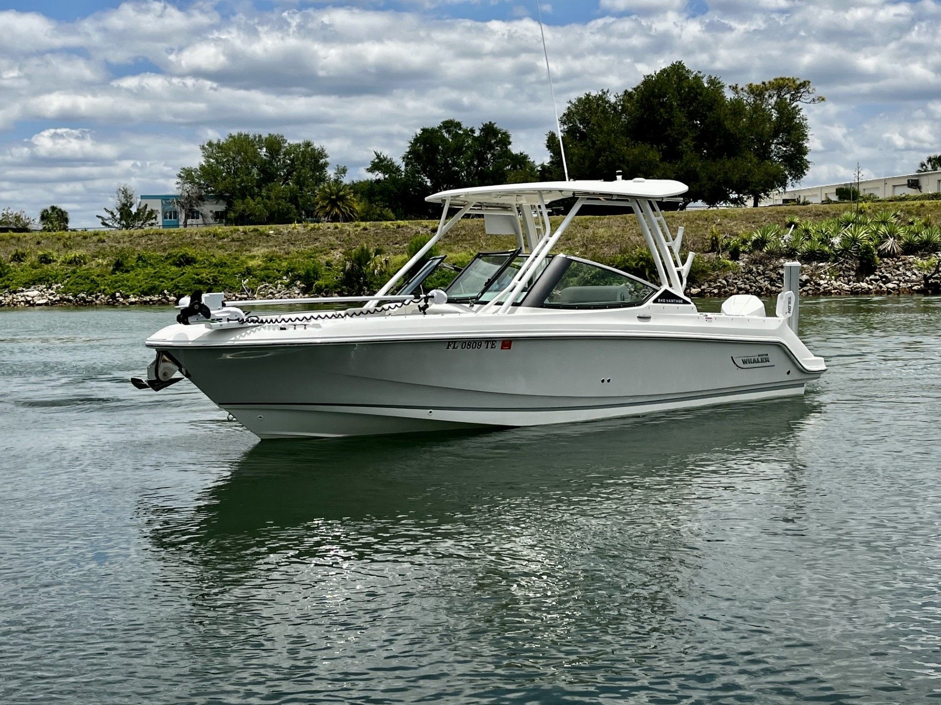 2022 Boston Whaler 240 Vantage