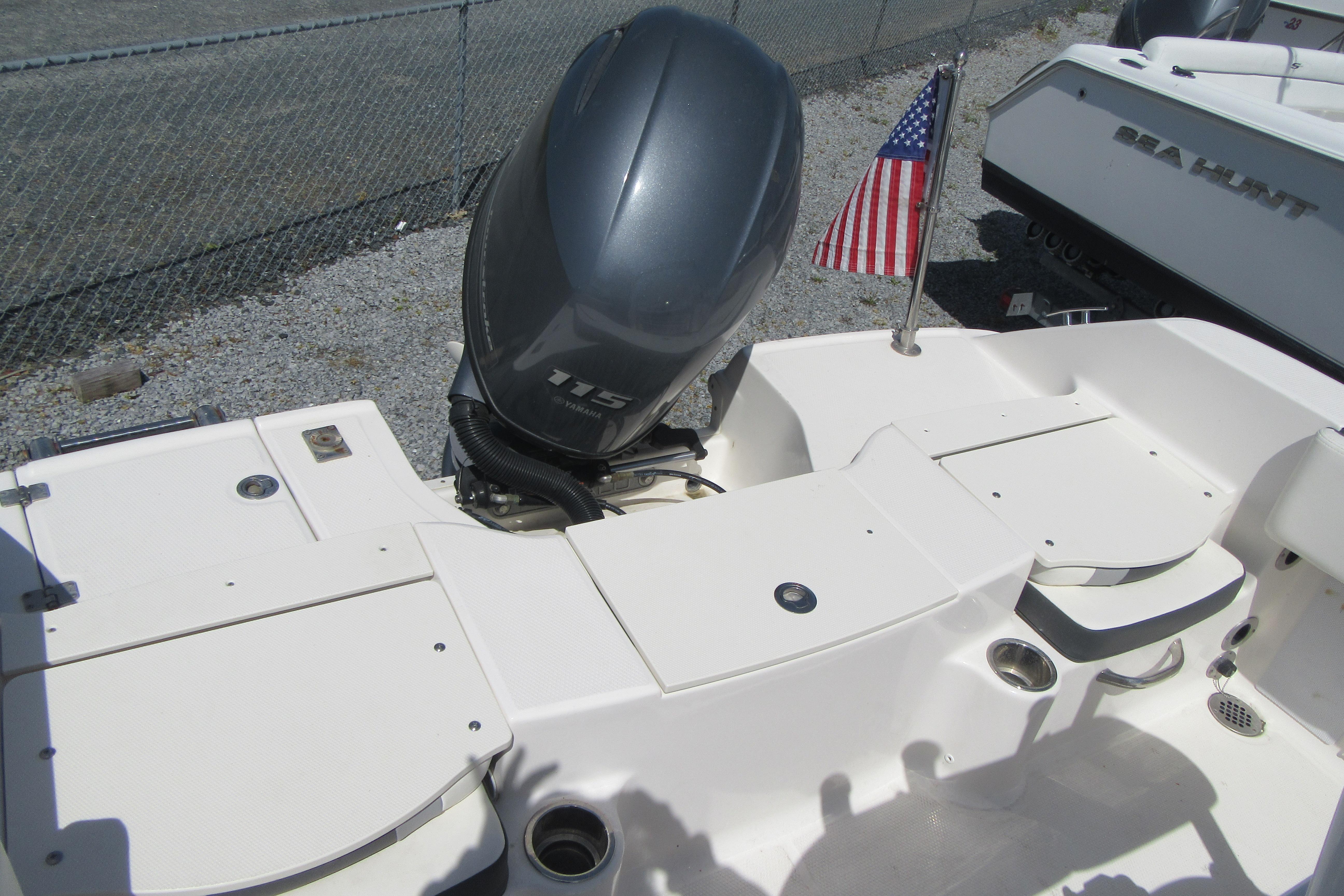2023 Robalo R180 Center Console boat with Yamaha 115 engine and American flag.