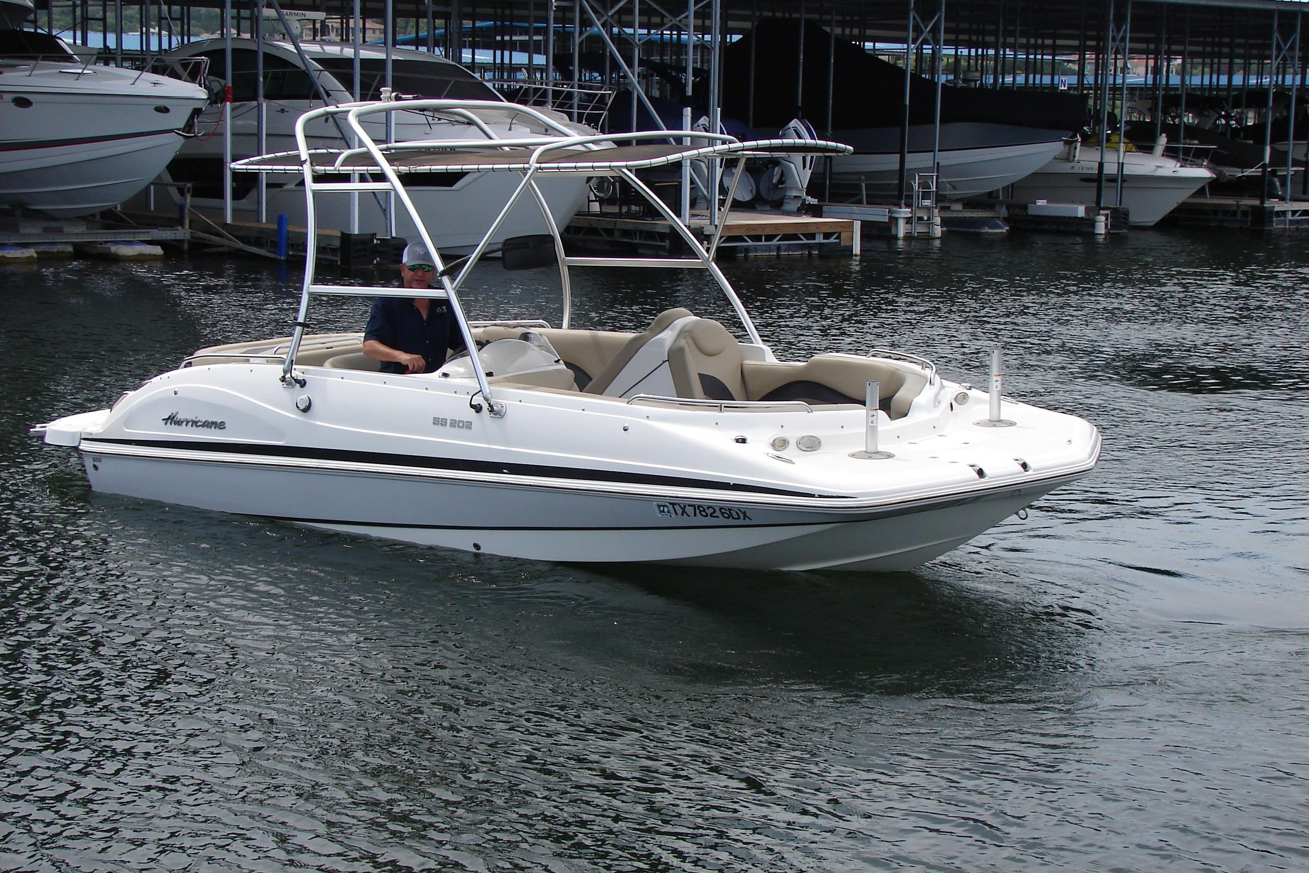 2017 Hurricane SunDeck Sport 202 IO