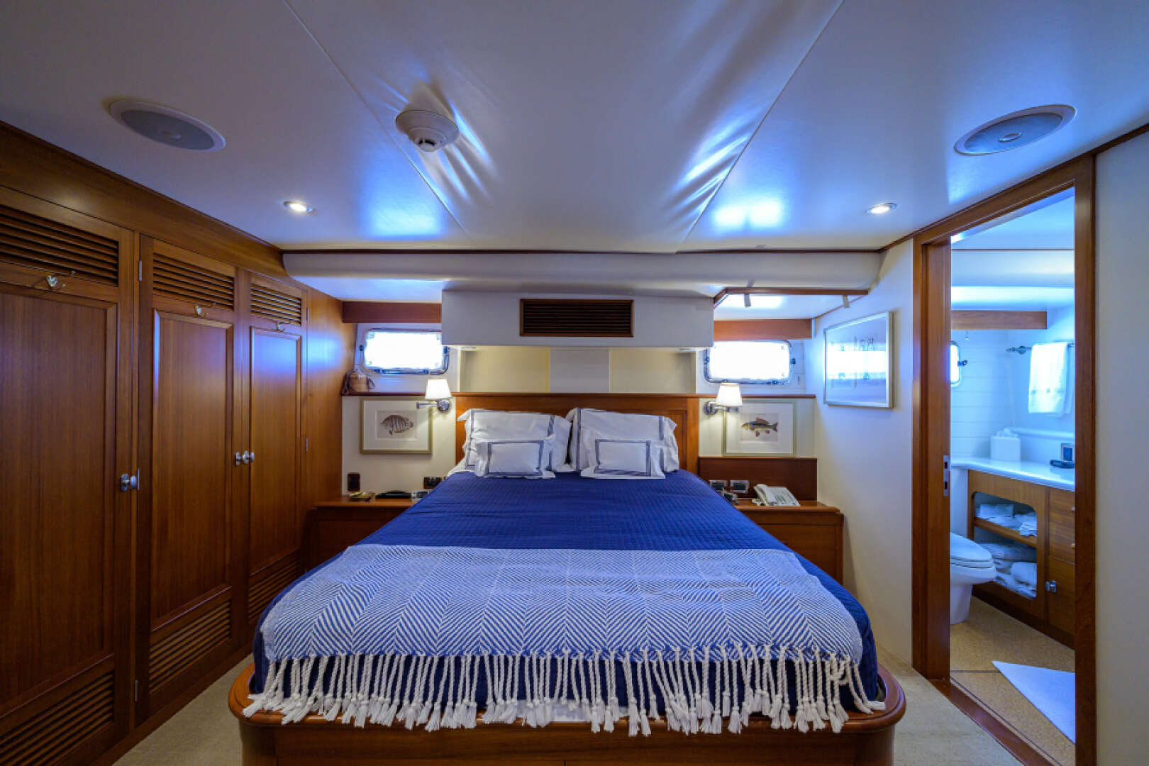 2003 New England Boatworks Enclosed Raised Pilothouse - Image 25