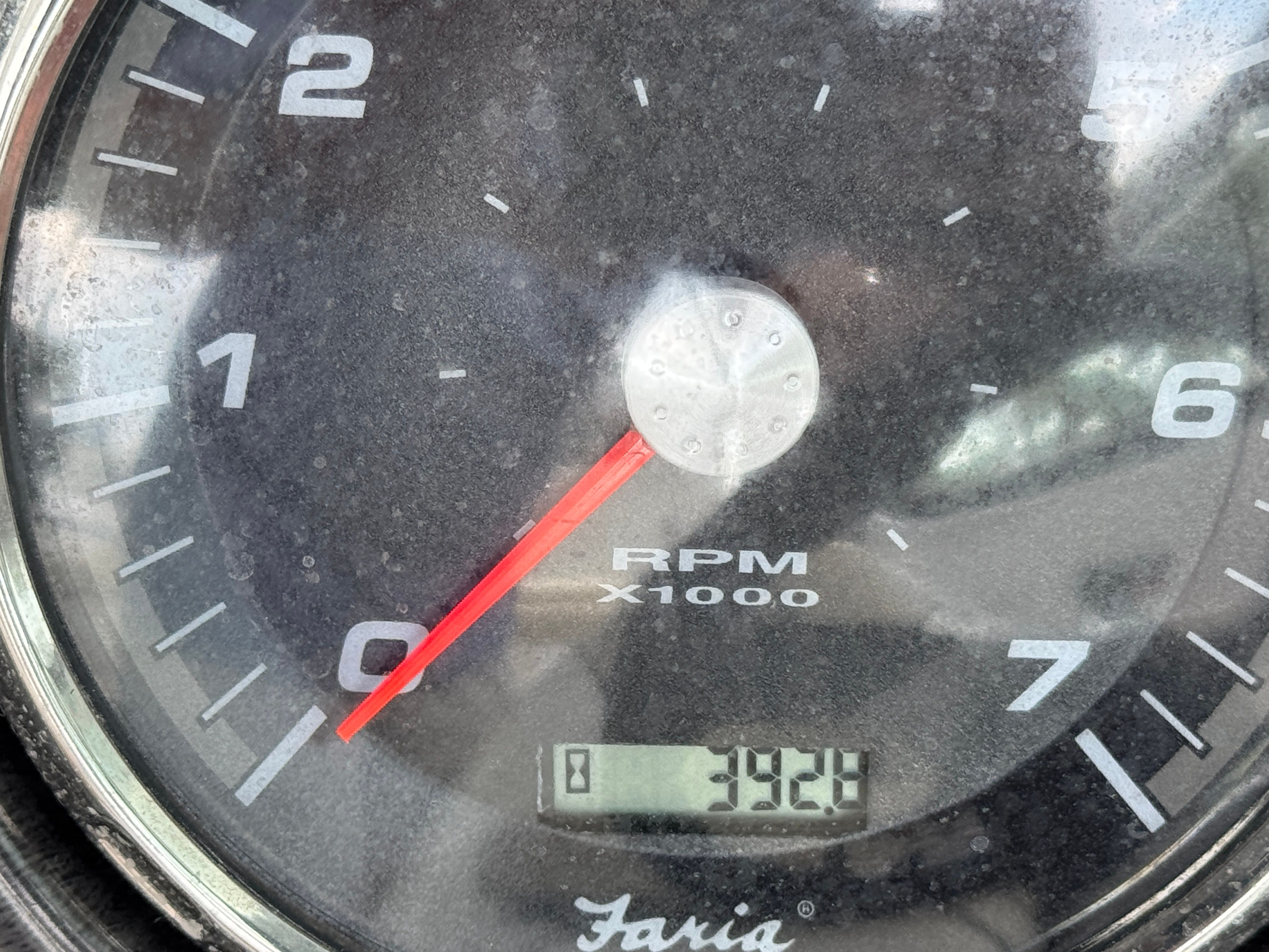 2017 Rinker QX29 BR tachometer showing 392 hours.
