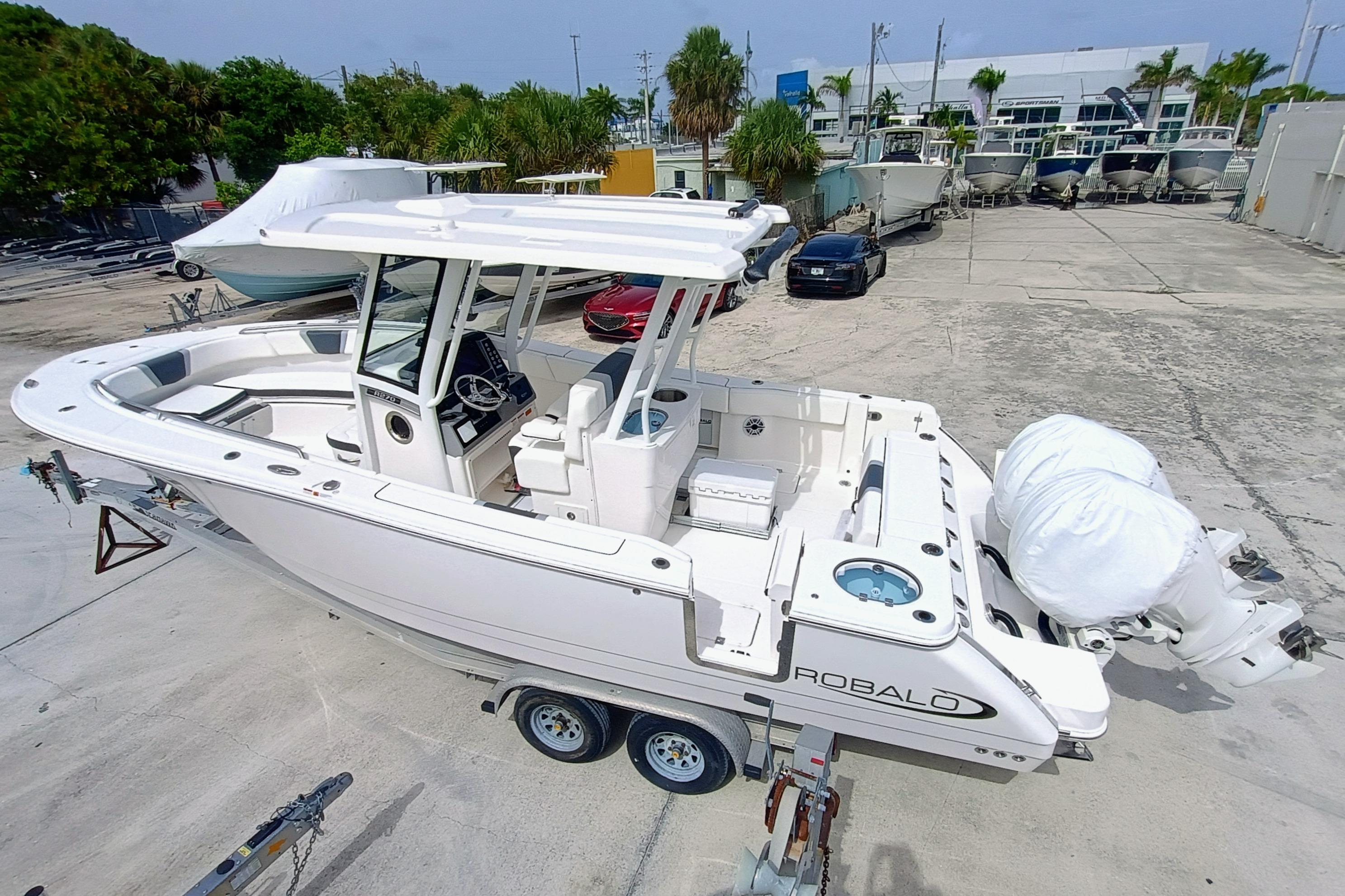2025 Robalo R270 Center Console