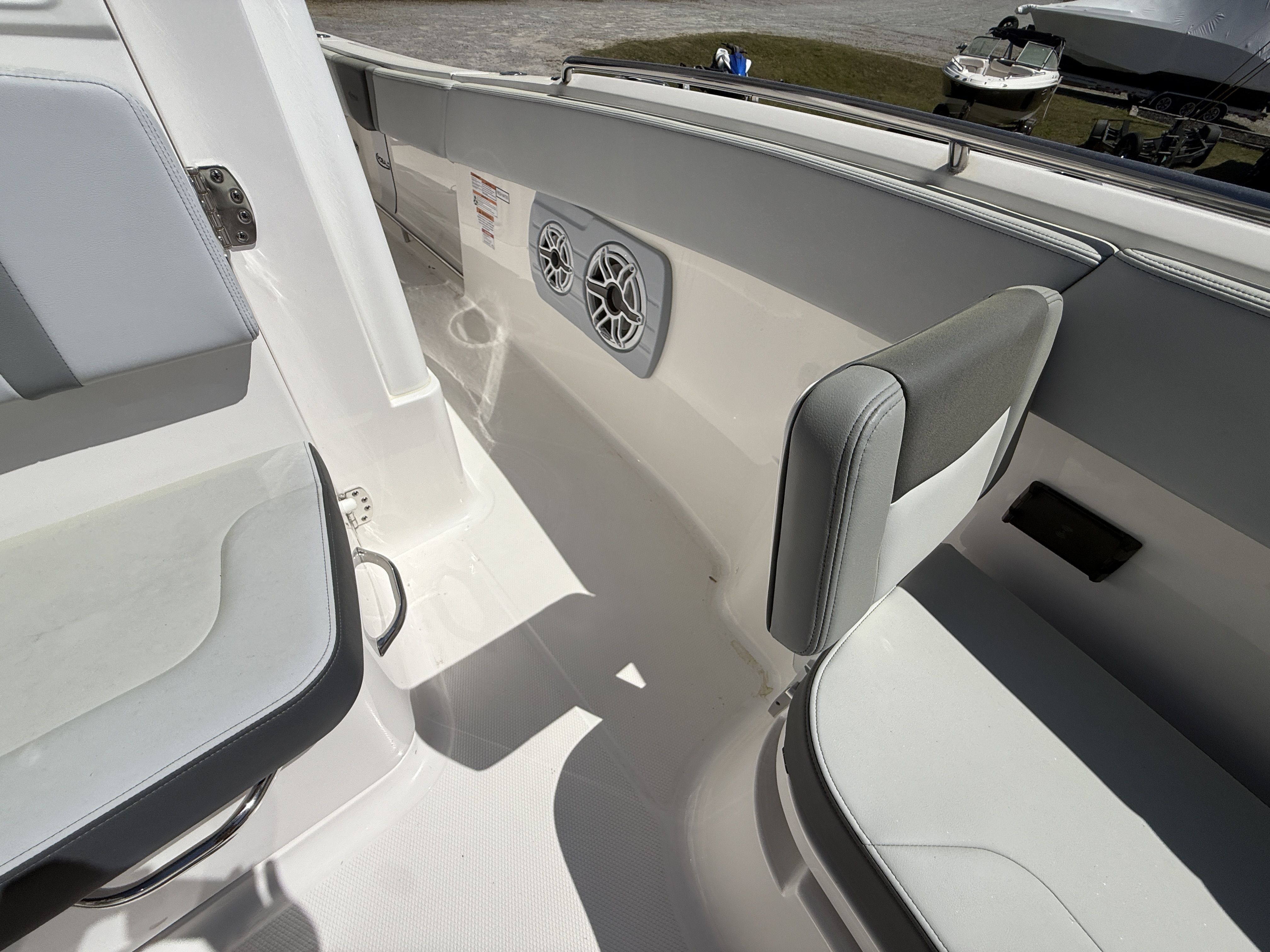 2026 Robalo R300 Center Console - 12