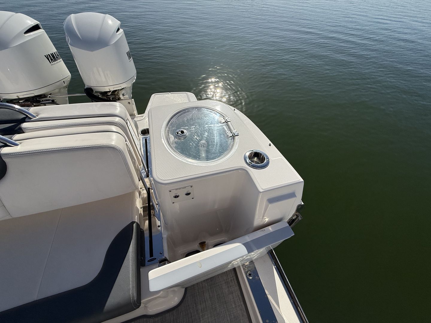 2021 Robalo R317 Dual Console - 21
