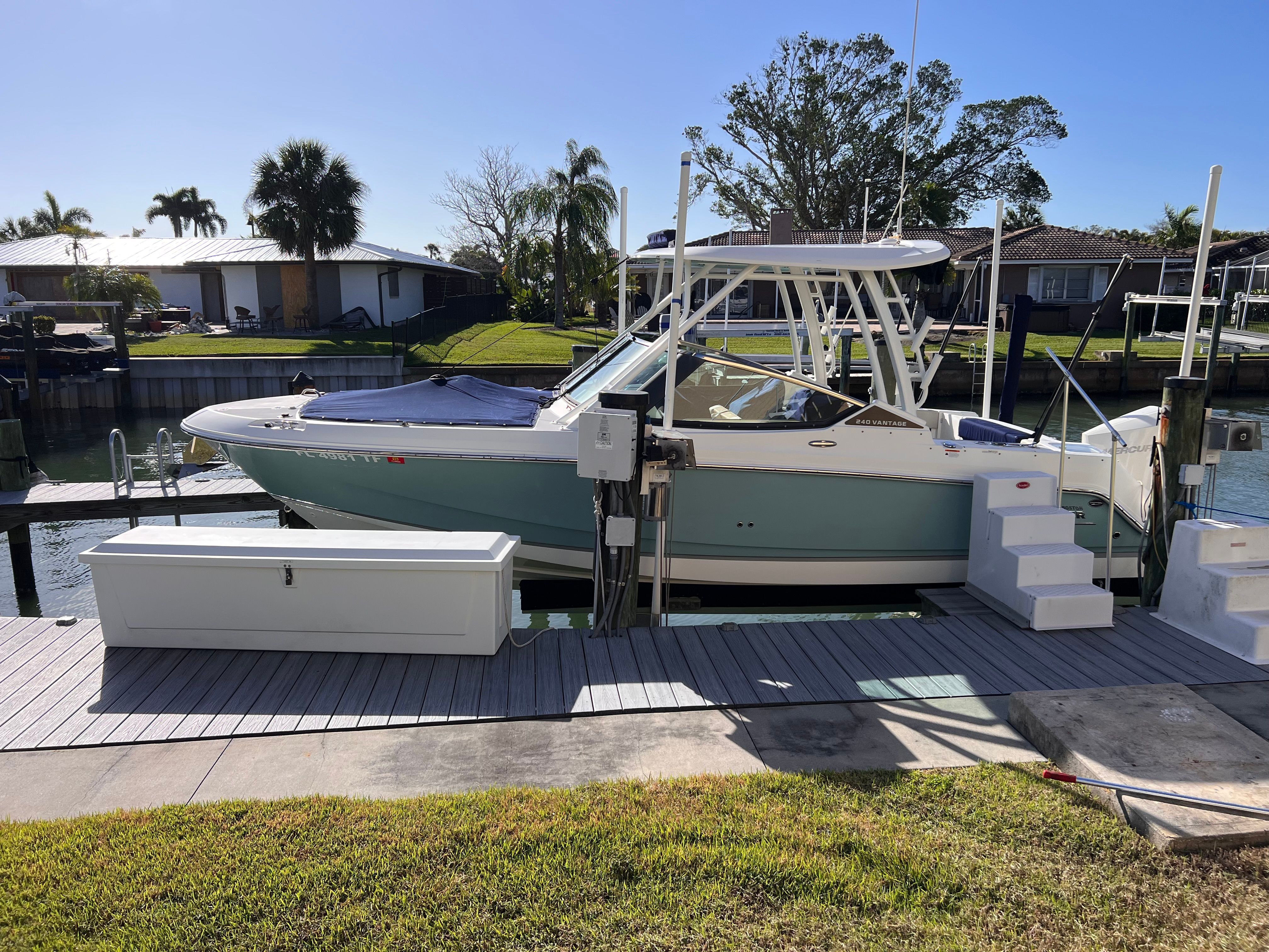 2022 Boston Whaler 240 Vantage