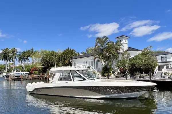 2020 Boston Whaler 380 Realm