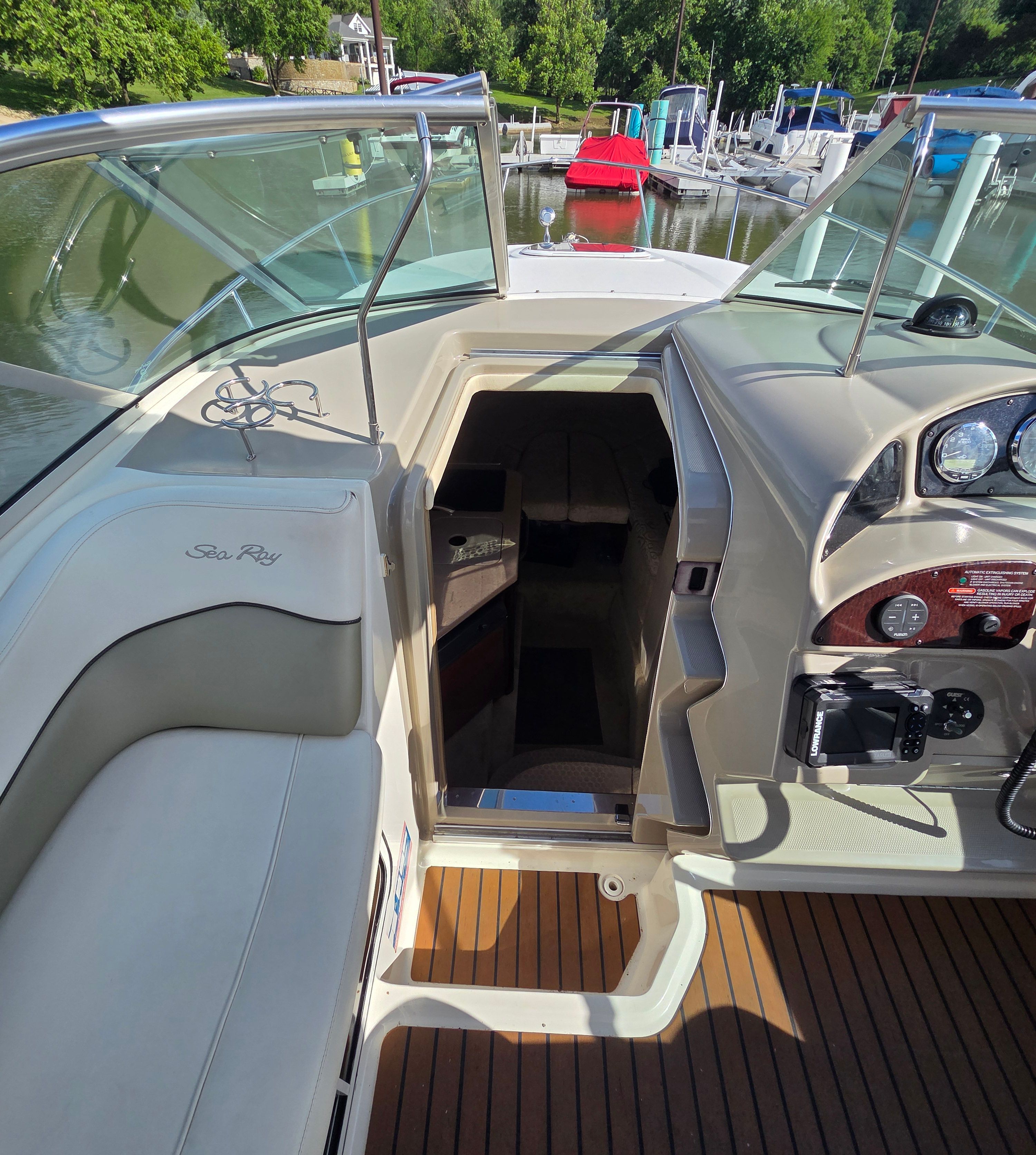 The image shows the cockpit of a 2005 Sea Ray Sundancer 260.